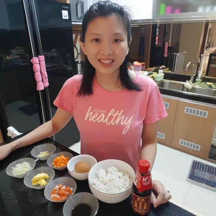 デビー・スサントのインスタグラム：「Di rumah aja tapi pengen makan enak ala restaurant. Gampang banget kok asal ada Chee Seng Sesame Oil 😆 Nih aku share ke kalian menu masakan aku pake chee seng sesame oil ya :  Nasi goreng salmon with Chee Seng Sesame Oil 1. Nasi 2. Salmon 3. Bawang putih dan bombay cincang 4. Wortel potong dadu 5. Mentega 6. Kecap asin 7. Telur  8. Chee Seng Sesame Oil  Nah yang pertama kita lakuin adalah panaskan mentega lalu masukan duo bawang dan wortel yang sudah di potong dadu. Setelah itu masukan salmon masak sampai matang, masukan telur aduk rata. Setelah semua tercampur masukan nasi, kecap asin dan yang terakhir jangan lupa masukkan Chee Seng Sesame Oil nya. Ini kunci paling penting karena bikin aroma semakin harum dan juga jadi enak banget rasanya. @cheesengoil bisa kalian dapatkan di supermarket terdekat loh.  Kalian harus cobain deh masak resep kalian pake Chee Seng Sesame Oil dan jangan lupa tag aku ya kalau kalian uda buat makanan versi kalian. Nah untuk pertanyaan tentang @cheesengoil, kalian bisa tanyakan langsung ke @kartikawiraadisukses 😊  Kunjungi https://www.facebook.com/cheesengoil/ untuk lebih banyak informasi tentang Chee Seng Sesame Oil.  #cheesengoil #cheeseng #sesameoil」