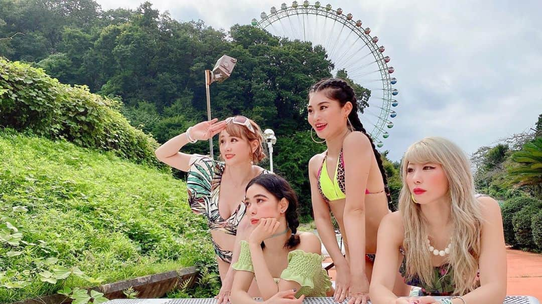 日向カンナさんのインスタグラム写真 - (日向カンナInstagram)「私のやりたいこと「水着でTWICEを踊る👙」を、当日の振り写しで！笑 一緒に踊ってくれた愉快な仲間たち💓 幸せ!ありがとう〜🥰! 遊園地をback🎡にいい夏の思い出が出来ました♪ やりたいことは、実行あるのみ☺️❗️ ・ 最後の夏、サマーランド♪ happyな1日の写真は、また沢山あげますね🤗✨✨ ふふふ♪ ・ #サマーランド #東京サマーランド #プール #遊園地 #水着 #ダンス #ダンス動画 #可愛い #仲間 #仲間に感謝 #思い出 #夏 #夏コーデ #夏休み #夏の思い出 #summer #ガラガラ #プール遊び #大人コーデ #大人女子 #水着ギャル #笑 #笑顔が一番 #笑顔が人を幸せにする #楽しかった #ありがとう #人生一度きり #ワクワク #ダンサー #dance」9月19日 12時53分 - kanna_hinata