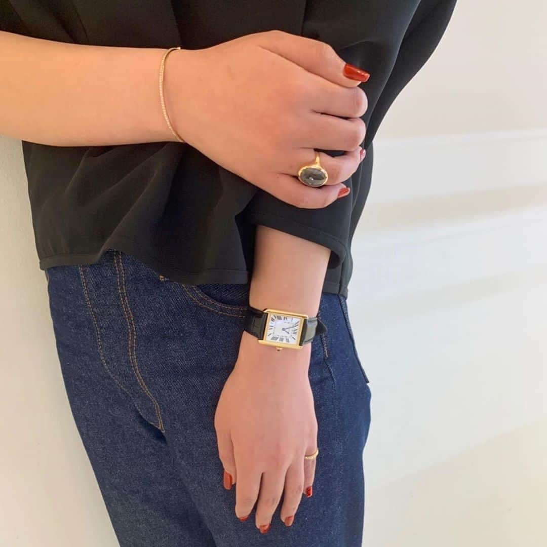 福井駅前ジュエリーパリさんのインスタグラム写真 - (福井駅前ジュエリーパリInstagram)「————————————————﻿ ﻿ 【Cartier】お客様code⌚️﻿ ﻿ model - タンク ソロ﻿ movement - クォーツムーブメント﻿ size - SMサイズ﻿ (31 mm x 24.4 mm、厚さ5.55 mm)﻿ ﻿ 控えめで現代的なデザインが特徴のタンクソロは、発売からすぐに定番商品となりました。“タンク”特有のたぐいまれな美しさはそのままに、いつまでも飽きのこない魅力を持った、親しみやすいデザインです✨﻿ ﻿ ﻿ 商品詳細については、メールor電話にて﻿ お気軽にお問い合わせ下さいませ。﻿ ﻿ 是非店頭にてご覧ください🍃﻿ ﻿ ﻿ ————————————————﻿ ﻿ #jewelryPARIS﻿ #ジュエリーパリ﻿ #福井﻿ #福井駅前﻿ #ジュエリーリフォーム﻿ #ジュエリーコーディネート﻿ #watch﻿ #ブライダル﻿ #リング﻿ #ピアス﻿ #ネックレス﻿ #fred﻿ #Hirotaka ﻿ #mariablack﻿ #kaoru﻿ #アクセサリー﻿ #atelierkaoru﻿ # Cartier﻿ #カルティエ﻿ #タンクソロ﻿」9月19日 13時05分 - j_paris_fukui