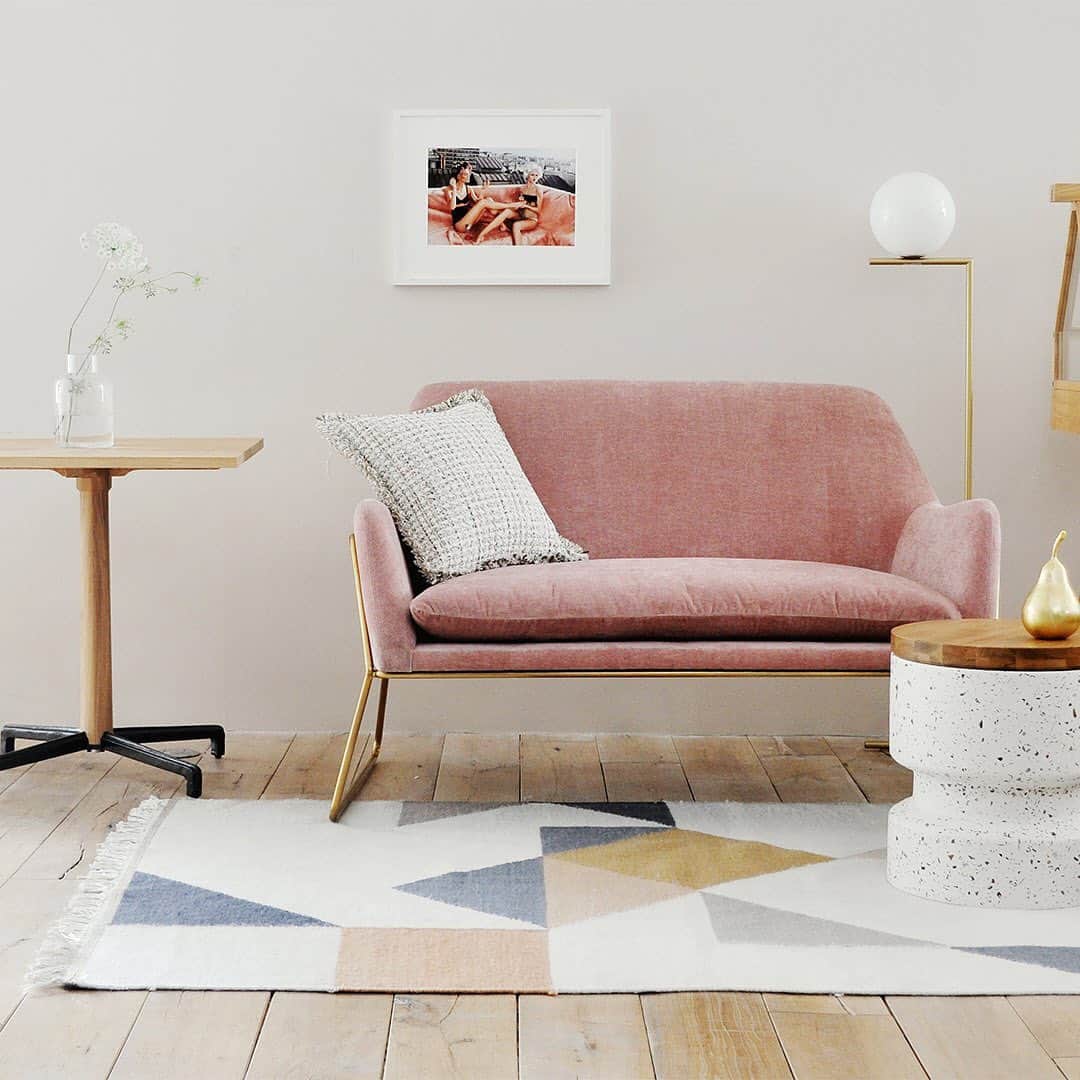 のインスタグラム：「【WEB SHOP NEWS &mall TIMELESS COMFORT FURNITURE キャンペーン】﻿ ﻿ 三井のECモール「&mall 」にある「TIMELESS COMFORT FURNITURE」にて、﻿ お得なクーポンキャンペーンが実施されます！﻿ ﻿ 対象期間﻿ 9/18（金）16:00～9/22（火）13:59まで﻿ 9/23（水）16:00～9/25（金）13:59まで﻿ 9/25（金）16:00～9/28（月）13:59まで﻿ ﻿ 上記期間中、税込み100,001円以上のお買い上げで10,000円OFFとなるクーポンを配布します！﻿ お得なこの機会に、ぜひご利用ください！﻿ ﻿ ※クーポンのご利用には、＆mallの利用登録が必要となります。﻿ ﻿ TIMELESS COMFORT FURNITUREには、新商品も続々入荷中です。﻿ ﻿ 厳選された上質のファブリックを使用した「CARREL」。﻿ ﻿ 真鍮やスチールの細身のフレームにベルベッドのファブリックのシートをあわせたソファは﻿ 甘さとエレガントさを合わせ持つ、知的な女性をイメージしてデザインされました。﻿ ﻿ 「ワンランク上のスタイリング」を叶えてくれるアイテムです。﻿ ﻿ #TIMELESSCOMFORT #タイムレスコンフォート #interiorshop #インテリアショップ　#lifestyleshop #ライフスタイルショップ　#WEBSHOP #ソファー選び #家具選び #家具選び #アンドモール #CARREL」