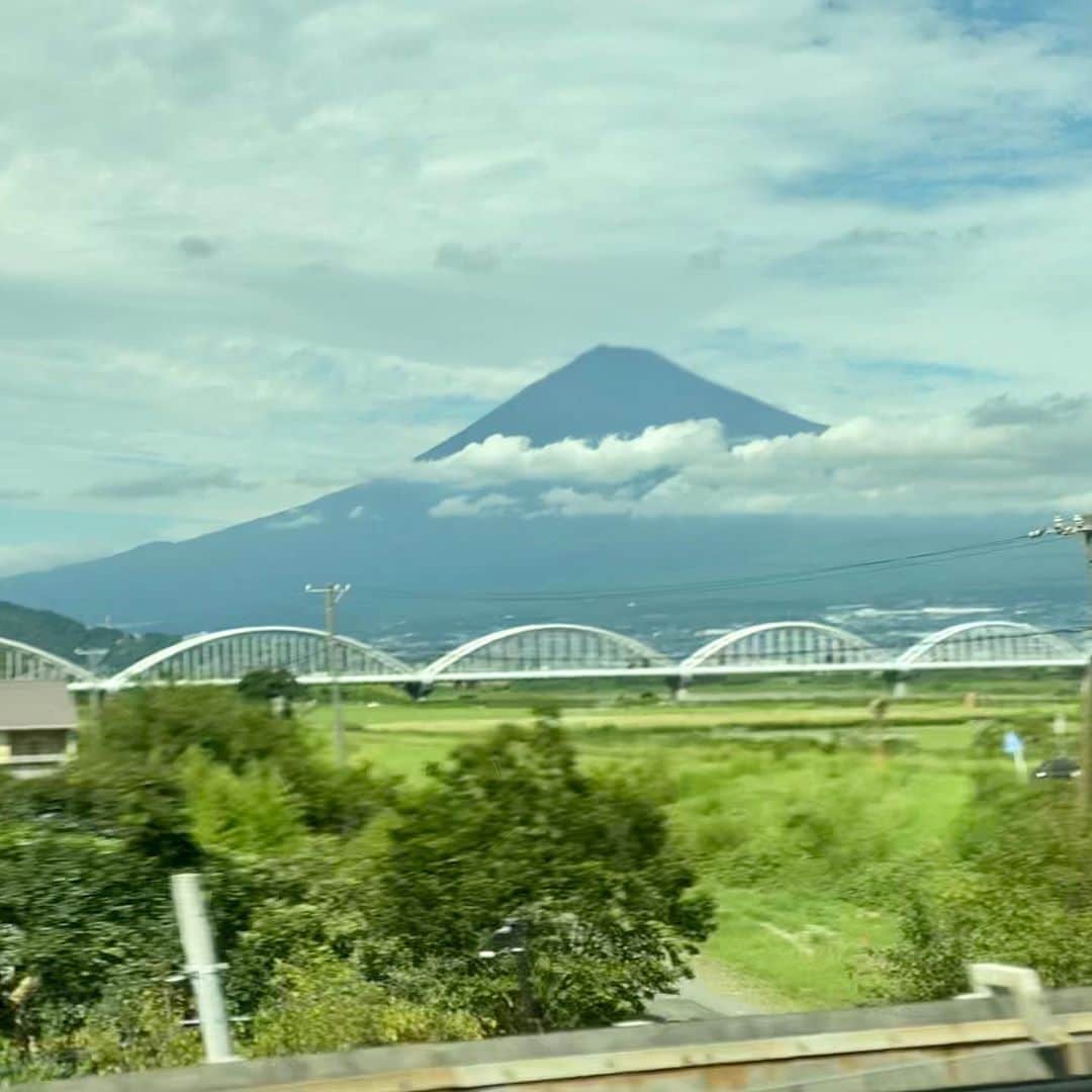 堀江淳のインスタグラム：「半年ぶりの新幹線🚄 富士山🗻も半年ぶり❗️ ＃富士山  ＃新幹線  ＃ライブツアー  ＃メモリーグラス  ＃水割り  ＃堀江淳」