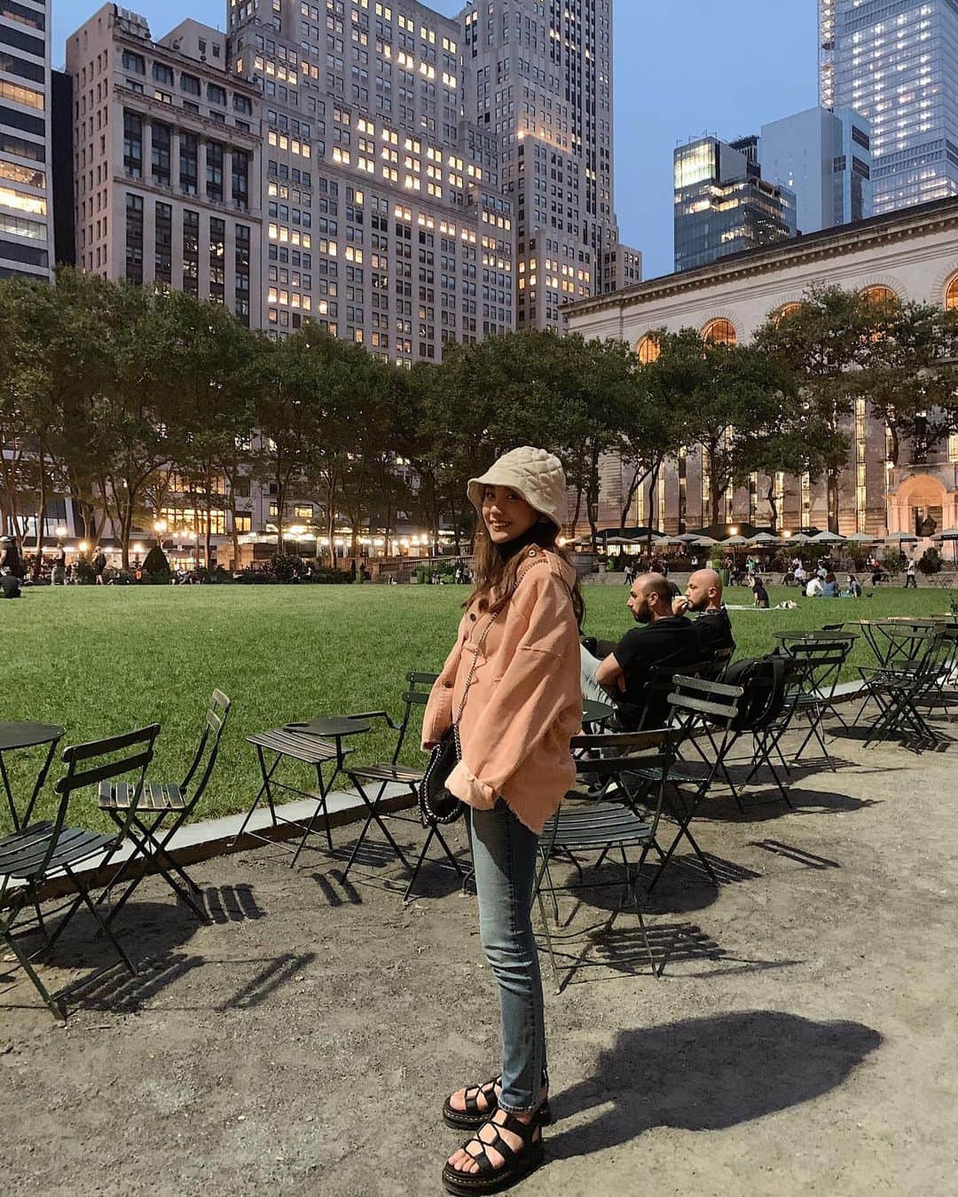のインスタグラム：「ハイブリッドだけど、学校も始まったりと日常が戻ってきていて嬉しい😊🌿 : #newyork  #bryantpark」