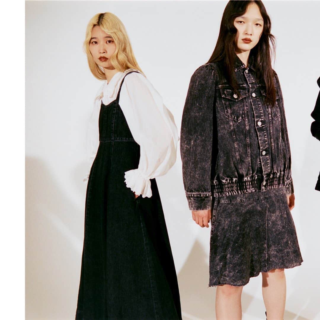 のインスタグラム：「MOUSSY 20th Anniversary Organic Cotton Denim Collection 2020.9.25.fri Release. ㅤㅤㅤㅤㅤㅤㅤㅤㅤㅤㅤㅤㅤ 2020年に20周年を迎えたMOUSSY。 「20年」という月日を積み重ねてきたMOUSSYが出した答え、 それは「日々を大切に生きること」。 ㅤㅤㅤㅤㅤㅤㅤㅤㅤㅤㅤㅤㅤ これらの歴史を紡いでいくことを考えたとき、 MOUSSYの原点であるDenimで、 Organic Cottonを使うという取り組みを考えました。 ㅤㅤㅤㅤㅤㅤㅤㅤㅤㅤㅤㅤㅤ ================================= 20／ DENIM BLOUSON(010DAB11-5500) 20／ PANEL MARMAID DENIM SKIRT(010DAB11-5510) 20／ DENIM BOXY SHIRT(010DAB11-5530) 20／ HIGH WAIST LOOSE STRAIGHT(010DAB11-5700) 20／ DENIM DRESS(010DAB11-5520) ================================= ㅤㅤㅤㅤㅤㅤㅤㅤㅤㅤㅤㅤㅤ デニムの原料であるコットンを生産する環境、 生産者、そして着る人が幸せであることを願い Organic Cotton Denim Collectionをリリースいたします。 全国のMOUSSY店舗・SHEL'TTER WEB STOREにて9月25日(金)より発売開始。 発売に先駆け、WEBストアでは入荷リクエストを受付中。 ㅤㅤㅤㅤㅤㅤㅤㅤㅤㅤㅤㅤㅤ #MOUSSY #MOUSSYJEANS」
