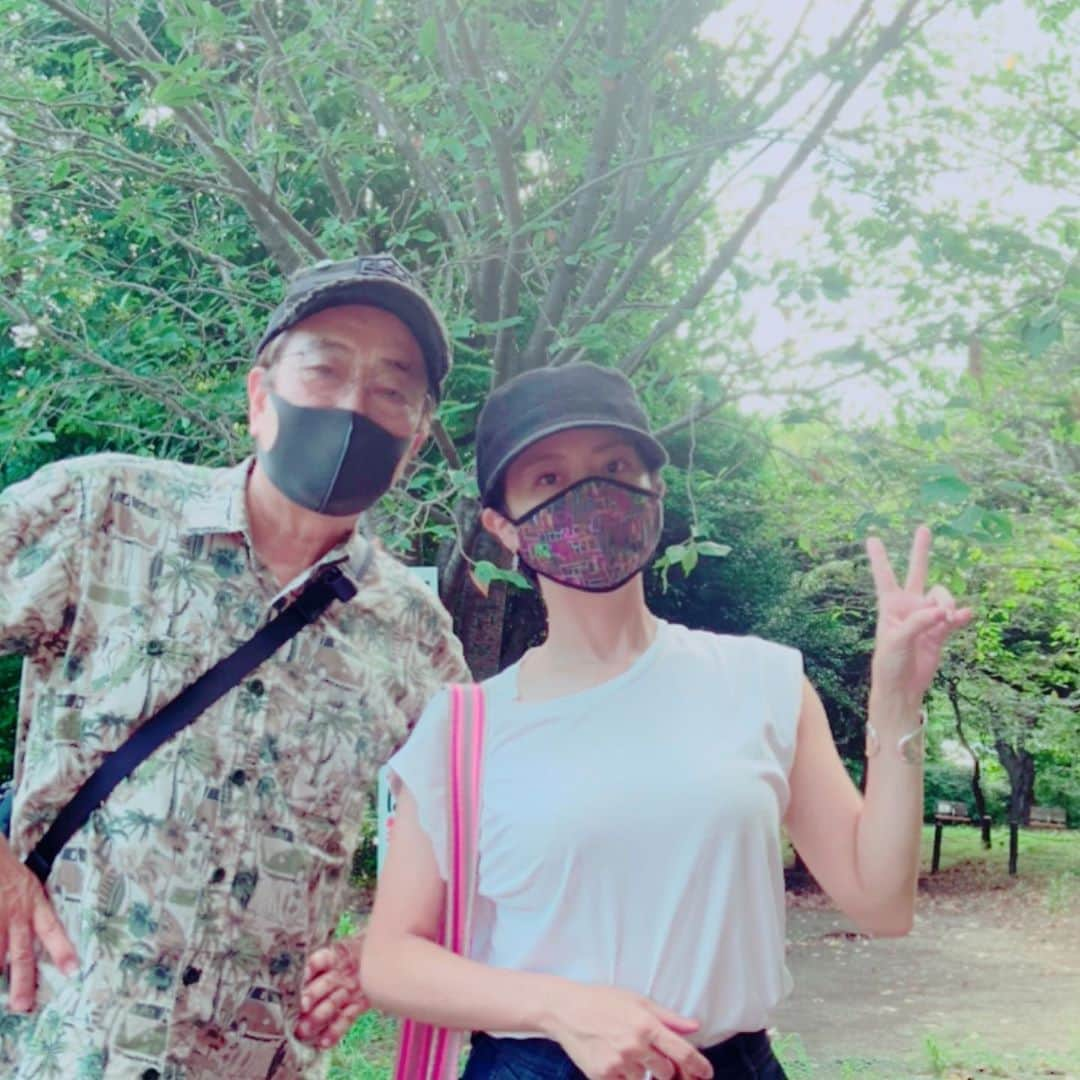 大和田美帆さんのインスタグラム写真 - (大和田美帆Instagram)「ワガコが撮影してくれた 大和田親子。 笑ってるのに、、、 真顔に見えますね(^◇^;)  . このたび 父がInstagramを始めました！  . 背中を押しまくりました^_^ .  どんな投稿をしてくれるのか、、 自炊もよくしてるし愛犬こころもいるし、、  楽しみです^_^ よければフォローお願いいたします！ . . @bakuowada」9月19日 13時25分 - miho_ohwada