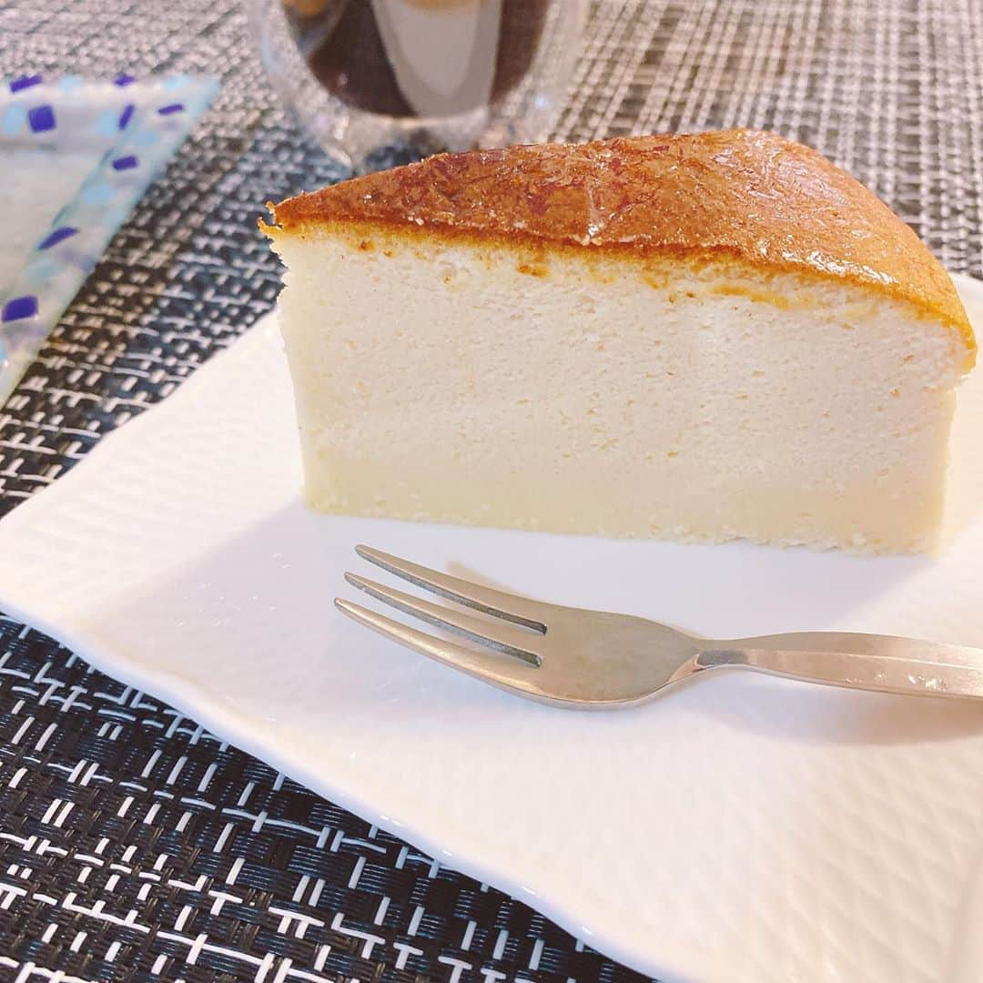 岡村咲さんのインスタグラム写真 - (岡村咲Instagram)「チーズケーキ久しぶりに作ったら、美味しそう過ぎて、切る前に写真撮るの忘れました💔映えないけど、味は良かったので載せます😂グルテンフリーで作ってます♪ #saki_foodallergy  #グルテンフリー #手作りケーキ」9月19日 13時25分 - sakiokamura_official