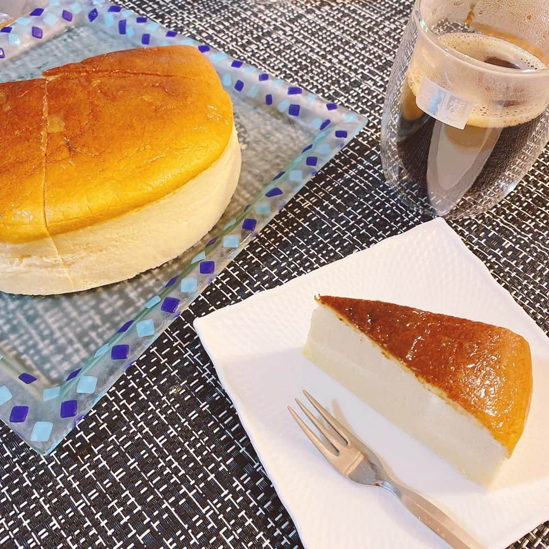 岡村咲さんのインスタグラム写真 - (岡村咲Instagram)「チーズケーキ久しぶりに作ったら、美味しそう過ぎて、切る前に写真撮るの忘れました💔映えないけど、味は良かったので載せます😂グルテンフリーで作ってます♪ #saki_foodallergy  #グルテンフリー #手作りケーキ」9月19日 13時25分 - sakiokamura_official