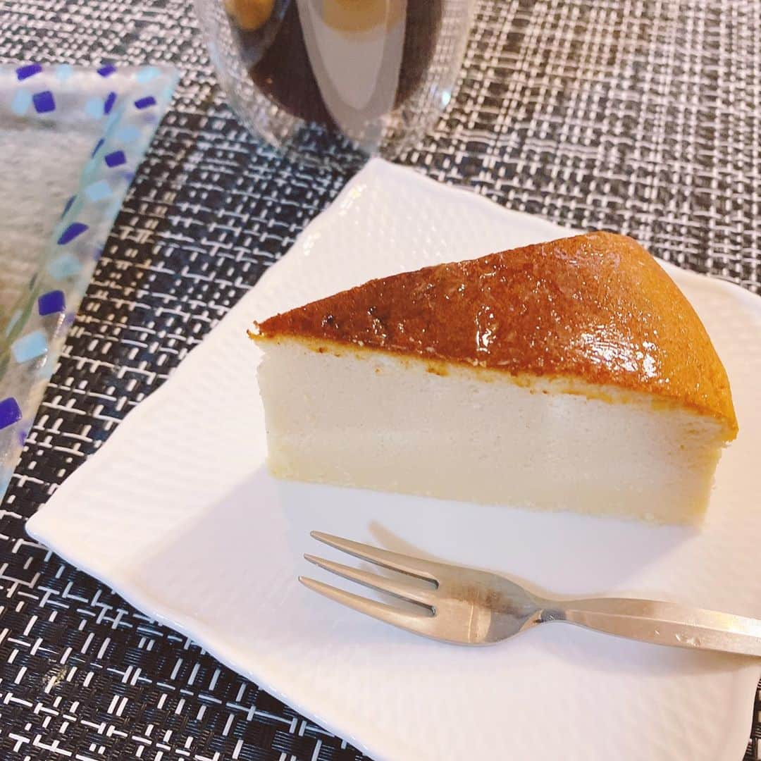 岡村咲さんのインスタグラム写真 - (岡村咲Instagram)「チーズケーキ久しぶりに作ったら、美味しそう過ぎて、切る前に写真撮るの忘れました💔映えないけど、味は良かったので載せます😂グルテンフリーで作ってます♪ #saki_foodallergy  #グルテンフリー #手作りケーキ」9月19日 13時25分 - sakiokamura_official