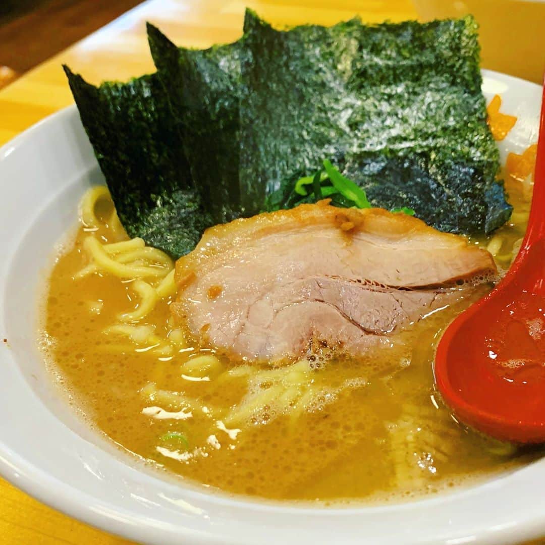 結城さなえさんのインスタグラム写真 - (結城さなえInstagram)「ラーメン　@ラーメン大桜 固め濃いめ、という漢らしいオーダー🤣 半ライスまでつけたことはここだけの秘密です❤︎  #ラーメン #家系ラーメン  #海苔 が #スープ　にしみたとこに #ご飯　をまいて #食べるのが好き #やめられない #ラーメン愛  #ramen」9月19日 13時36分 - yuukisanae