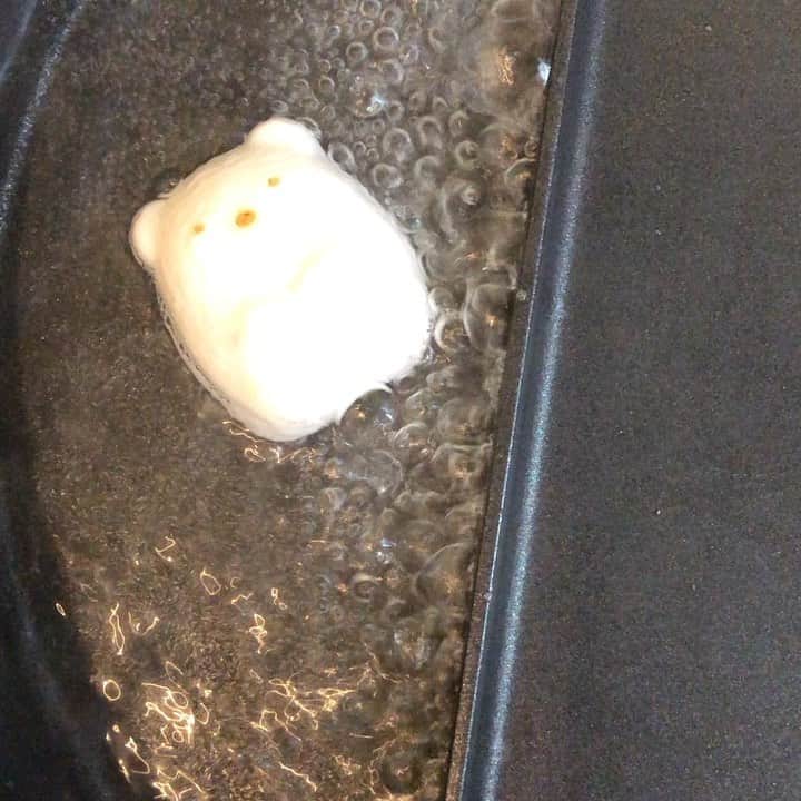 小泉エリのインスタグラム：「お久しぶりです😆 お弁当は火を通して冷まして入れるのがいいらしく、可愛いかまぼこをフライパンに。 ｢あついよな･････ごめんな･･･｣と思わずつぶやいてしまいました😗 #すみっコぐらし」