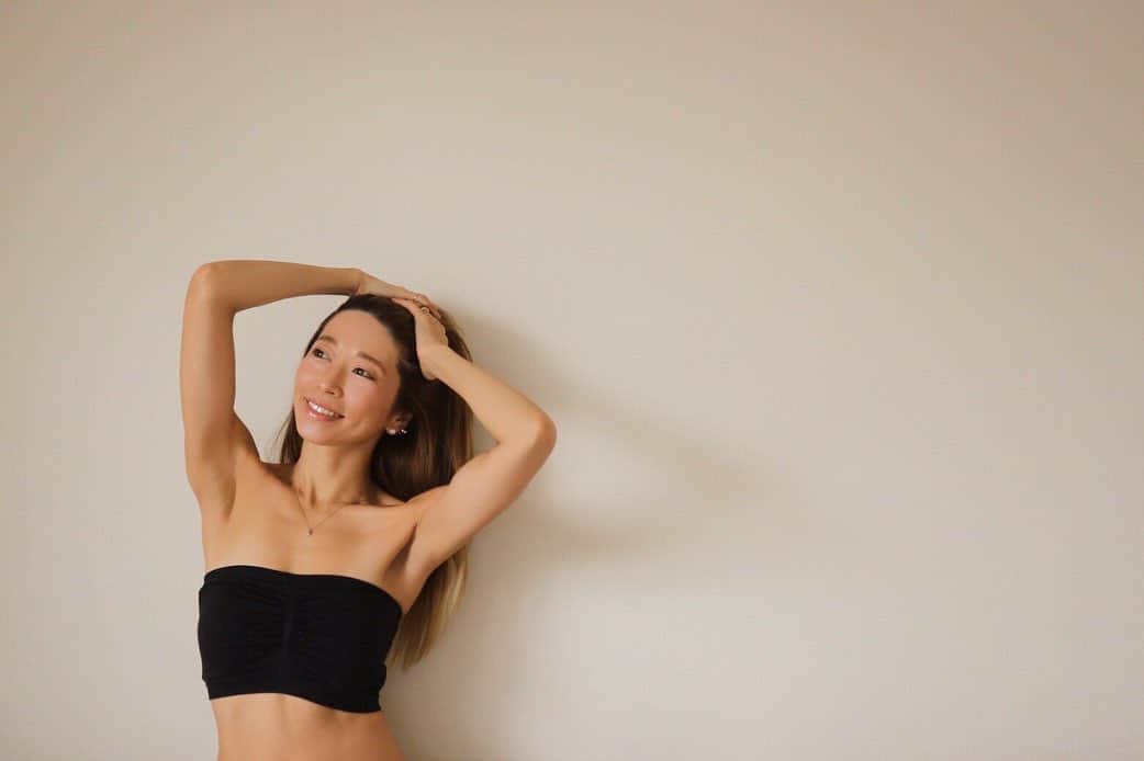 RENA のインスタグラム：「普段私はセルフケアメインだけど、唯一美容や健康の為に効果を感じるていて好きで通っているのが鍼🌿 ． 仕事柄、疲労や首肩頭の凝りからくるくすみやたるみが気になっていたんだけど、疲労回復や凝りを軽減してくれて元気にハリツヤが戻ってパッと顔が明るくなる✨ ． 鍼治療って昔はもともと病気を治す為の医療で使われていたくらいだし、どんどん新しい健康やら美容法が生まれる中、何千年って続く治療法って本当に凄いと思う。 ． ． 代々木上原に出来た完全予約制の鍼灸サロンLa Concierに行って小顔リフトアップ美鍼コースをやってもらったけど、びっくりしたのが翌日の寝起きの顔w ． 疲れ、ストレス、老化知らずなシュッと引き締まった元気な浮腫知らずの顔になってたよ☀️ ． 鍼はその時の状態や個人的な悩みに合わせてカウンセリングしてその人に合った内容で施術できるから好き✨ ． 体の内側からキレイで元気でいたいと思う🙏 ． ストーリーに貼っておくのでお近くの方はぜひ行ってみてね❤︎ ．  〒151-0066 東京都渋谷区西原３－１－４市川ビル2階 代々木上原駅徒歩1分 ． 03-6416-8318 ． ． ．  #小顔リフトアップ美鍼 #代々木上原美容鍼 #ラコンシェル #美容鍼 #美容鍼灸 #東京美容鍼 #渋谷美容鍼 #pr #代々木上原 #オトナ女子 #healthylifestyle #beauty #bodycare」