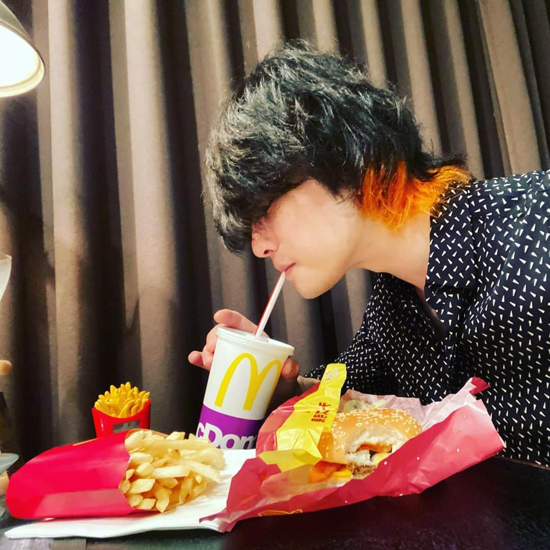 磯部寛之さんのインスタグラム写真 - (磯部寛之Instagram)「I’m lovin’ it. Hiro マクドナルド店内放送、「ミュージックバリュー」本日から。みんなマック食おうぜ。ひろ  #alexandros #mcdonalds #musicvalue #startstoday #ミュージックバリュー #マクドナルド #食べてる #姿 #の #自撮り #は #むずい」9月19日 13時31分 - hiro_isobe_alexandros