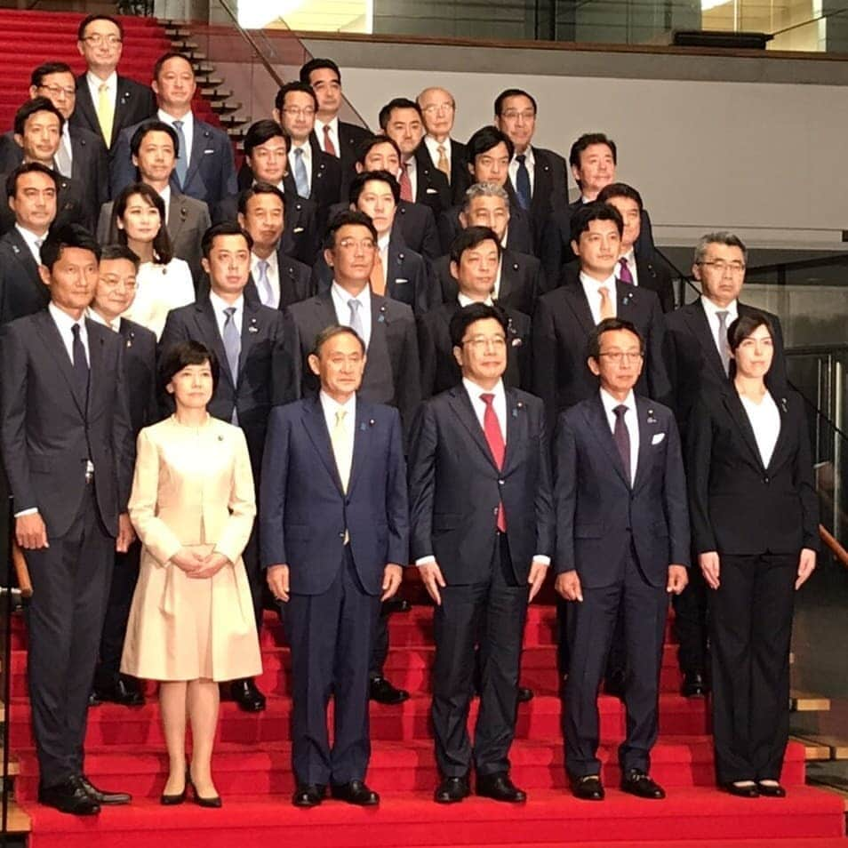 荒木悠司のインスタグラム：「* *  東大阪市選出で衆議院議員の ✨宗清皇一✨先生が 経済産業大臣政務官 兼 内閣府大臣政務官に ご就任されました。  おめでとうございます！ (*^▽^)/★*☆♪  益々のご活躍を心よりご祈念申し上げます。  また大阪では、中山防衛副大臣、大西防衛大臣政務官、神谷環境大臣政務官、大隈厚生労働大臣政務官、岡下内閣府大臣政務官、谷川総務大臣政務官、松川防衛大臣政務官が就任されました。 大阪のためにも 益々のご活躍を心よりお祈り申し上げます。  m(_ _)m  *  ↑三人の写真は令和2年６月にて祈念撮影。  * * * * * * *  #日本 #japan #東大阪市 #むねきよ皇一 先生 #宗清皇一 先生 #自民党 #代議士 #政治家 #衆議院議員 #経済産業大臣政務官 #内閣府大臣政務官 #荒木悠司 #荒木茜衣 #経営者 #芸能界 #プロデューサー #プリンスエンターテインメント」