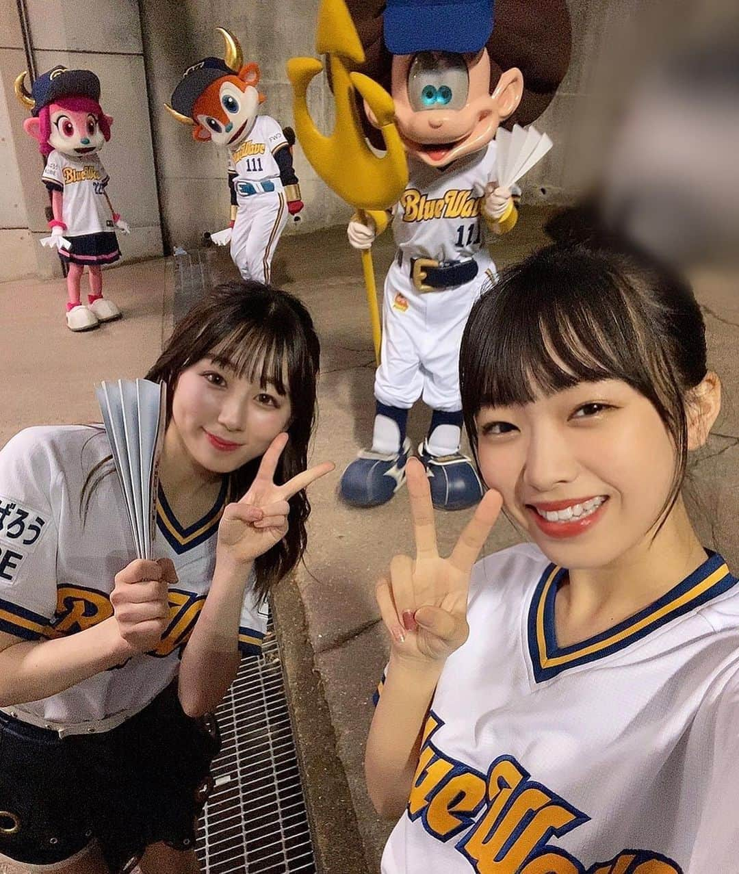 NANAMIさんのインスタグラム写真 - (NANAMIInstagram)「こんにちは😃！﻿ ﻿ ﻿ ﻿ 📸・・・ほっともっとフィールド神戸にて﻿ ﻿ ネッピー、ブルくん、ベルちゃんとの5shot❤️﻿ ﻿ ﻿ SAKURAと撮ってたら、﻿ 背後に映り込んでくれていて嬉しかった〜😍💕﻿ ﻿ ﻿ ﻿ …＊…＊…＊…＊…＊…＊…＊…＊…＊…﻿ ﻿ ﻿ ﻿ 今日は試合前16:30〜﻿ BsGirlsオンラインステージ@Instagram🎶✨✨﻿ ﻿ ﻿ ﻿ 18:00 play ball⚾️🔥﻿ ﻿ 昨日の勢いで今日もBuffaloes連勝へ❗️👊💥🥳﻿ ﻿ ﻿ #Bs2020 #orixbuffaloes #baseball #オリックスバファローズ #プロ野球 #bsgirls #野球 #オリックス #オリ姫 #野球女子 #京セラドーム #京セラドーム大阪 #球場 #ほっともっとフィールド神戸 #ブルくん #ベルちゃん #ネッピー #インスタライブ #バファローブル とベル」9月19日 13時43分 - nanami_bsgirls_364