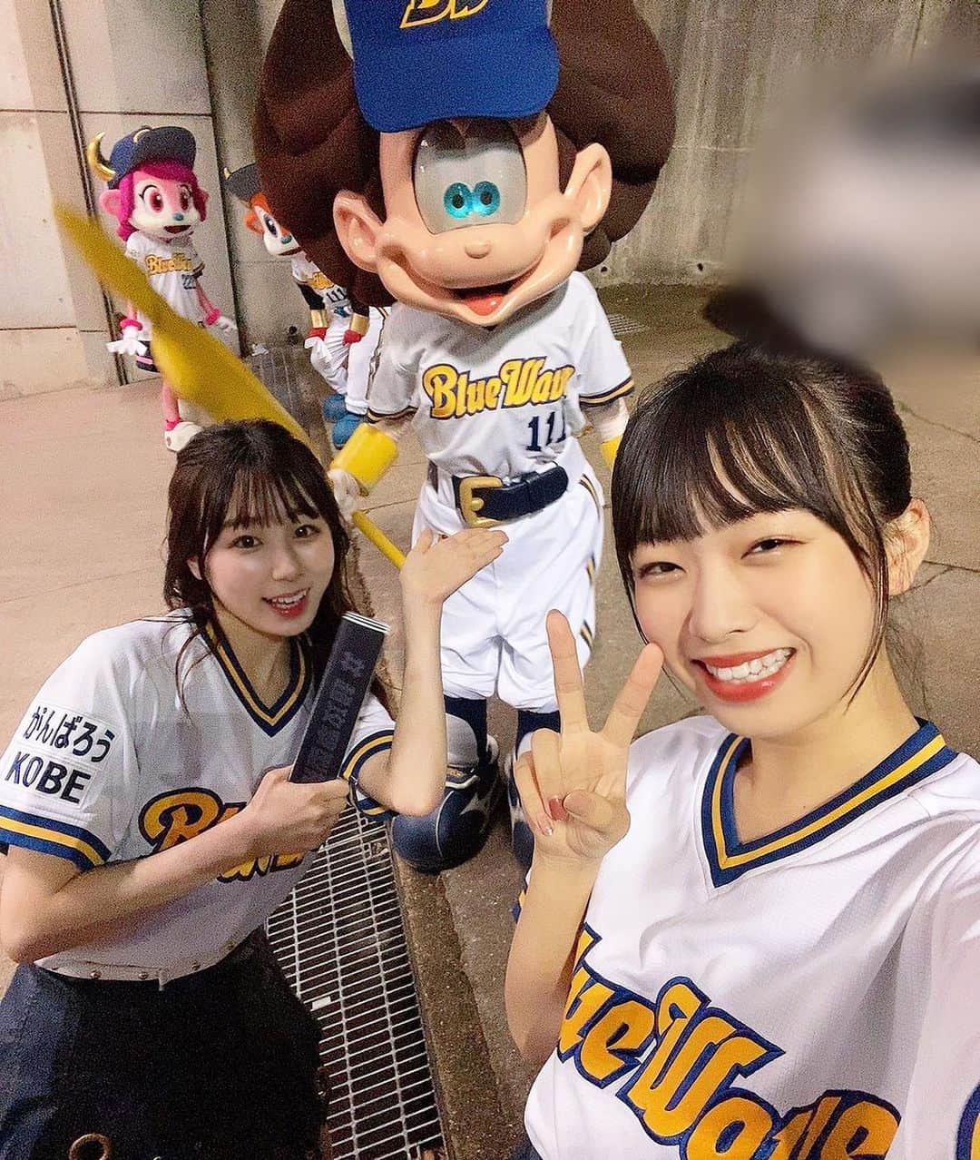 のインスタグラム：「こんにちは😃！﻿ ﻿ ﻿ ﻿ 📸・・・ほっともっとフィールド神戸にて﻿ ﻿ ネッピー、ブルくん、ベルちゃんとの5shot❤️﻿ ﻿ ﻿ SAKURAと撮ってたら、﻿ 背後に映り込んでくれていて嬉しかった〜😍💕﻿ ﻿ ﻿ ﻿ …＊…＊…＊…＊…＊…＊…＊…＊…＊…﻿ ﻿ ﻿ ﻿ 今日は試合前16:30〜﻿ BsGirlsオンラインステージ@Instagram🎶✨✨﻿ ﻿ ﻿ ﻿ 18:00 play ball⚾️🔥﻿ ﻿ 昨日の勢いで今日もBuffaloes連勝へ❗️👊💥🥳﻿ ﻿ ﻿ #Bs2020 #orixbuffaloes #baseball #オリックスバファローズ #プロ野球 #bsgirls #野球 #オリックス #オリ姫 #野球女子 #京セラドーム #京セラドーム大阪 #球場 #ほっともっとフィールド神戸 #ブルくん #ベルちゃん #ネッピー #インスタライブ #バファローブル とベル」