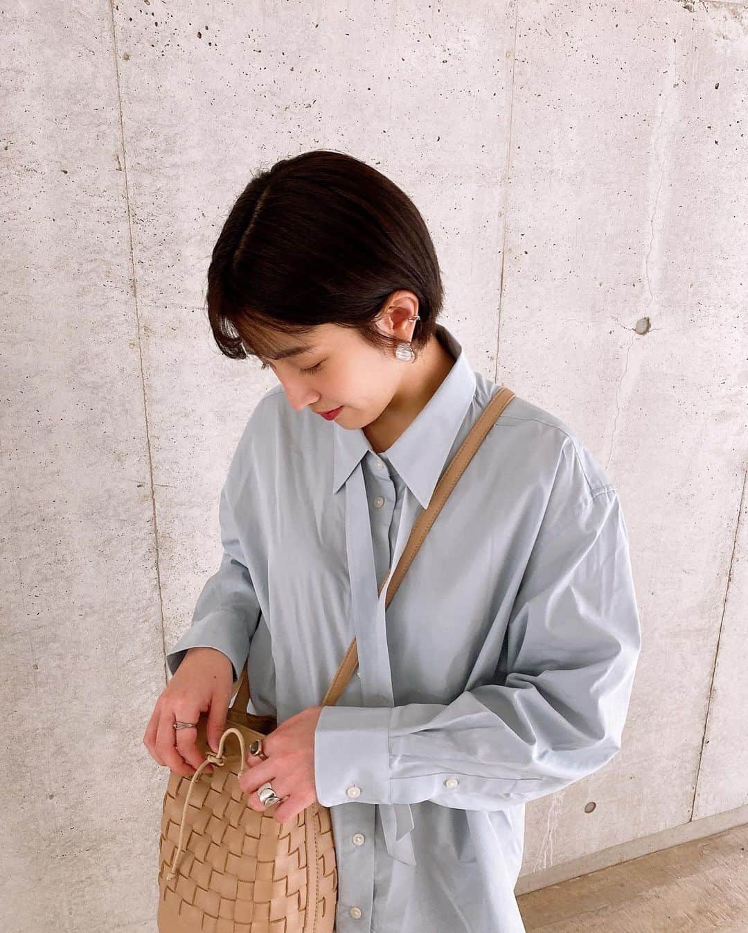 mai saitoさんのインスタグラム写真 - (mai saitoInstagram)「夜な夜な髪を染めてもらった👻 青みが強すぎないアッシュですき。 ユニクロUのシャツがとてもお気に入りです。  #uniqlou #水色シャツ」9月19日 13時44分 - maimai__213