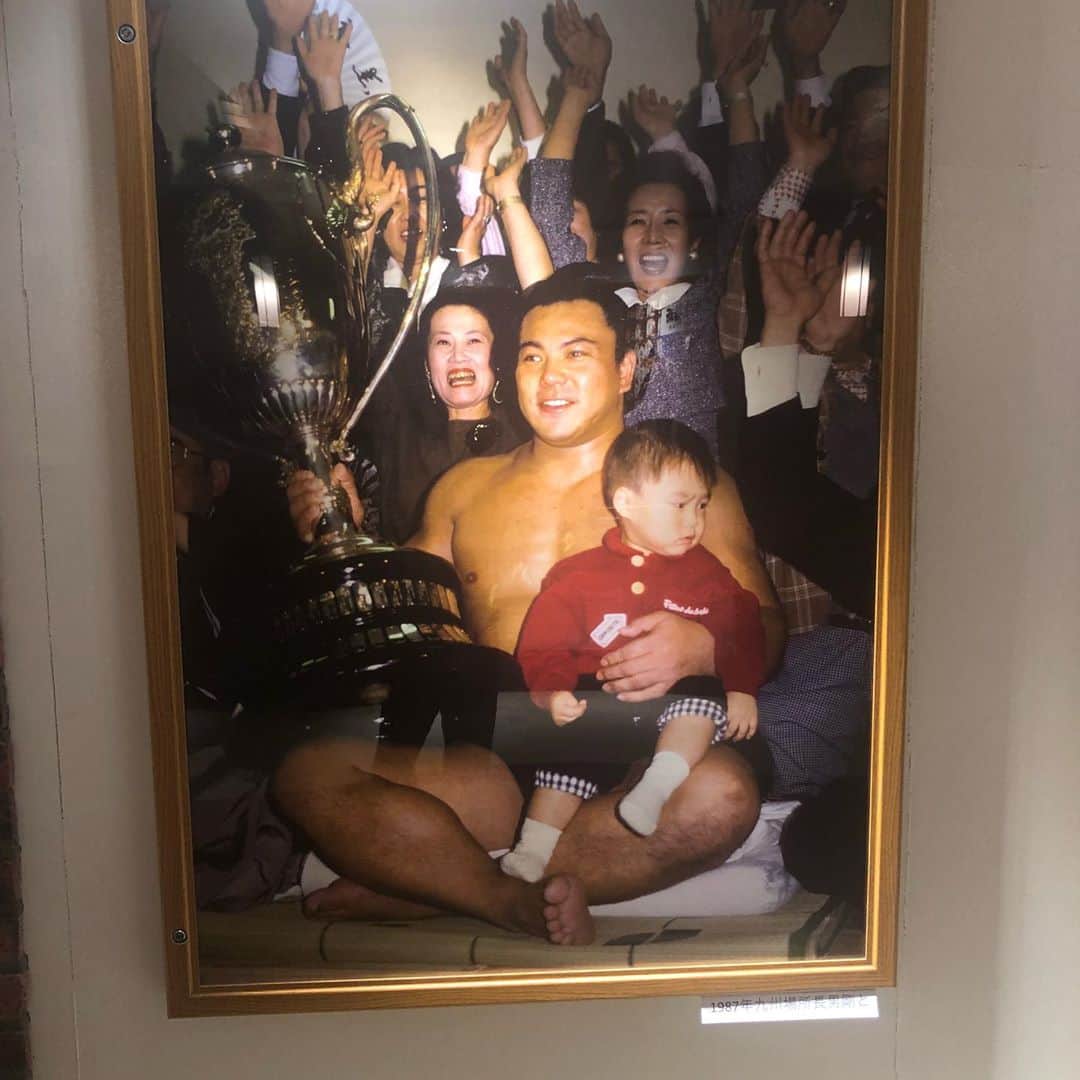 ヨネスケさんのインスタグラム写真 - (ヨネスケInstagram)「両国駅構内。千代の富士展素晴らしい。相撲ファン必見。22日までやってます。 #千代の富士展#両国駅#化粧回し#横綱」9月19日 13時39分 - yonesuke5656