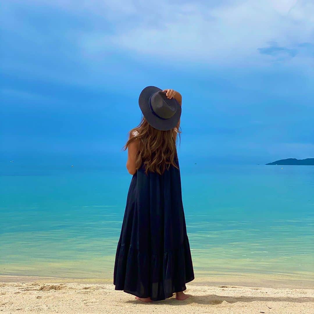 MIYAKOのインスタグラム：「. Beautiful blue sky and sea with me. 👩🏽💙 . #ishigakiisland#bluesky#bluesea#makesmehappy#沖縄#石垣島#竹富島#空#海」
