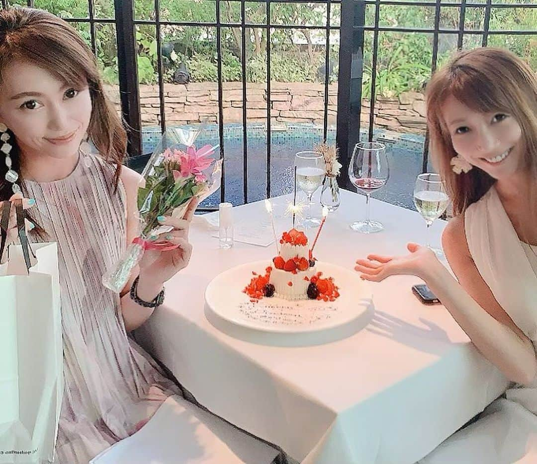 蛍純のインスタグラム：「ゆかりちゃんのお誕生日のお祝いへ💕  今年はコロナの中皆で集まる事は出来なかったけど無事にお祝い出来て良かった🥂😂  ランチから結局ディナーまで一日喋り倒しましたw  半年分の話したい事が盛り沢山過ぎた😆  #お誕生日おめでとう  #お祝い  #birthday  #葉山庵  #青山ランチ  #フランス料理  #コースランチ  #お誕生日ケーキ  #半年ぶり  #コロナのせいで  #友情  #女子会  #会話が弾む  #久しぶりの再会  #楽しい時間はあっという間」