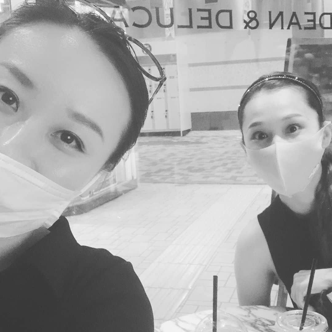 のインスタグラム：「結構前。。。 少し落ち着いた時に会えた！ 会う前に電話でめっちゃ喋ってて、一瞬だったけど会えるのはいいよね。 舞台という大きな枠で、それぞれ違う立場で関わっていて刺激を受ける。特にこの方は自分に厳しいし同期の中では舞台(ミュージカル)経験が一番長いのではないかな。 そんな裕美子 @yamada_yumiko_pと会ってディスカッション出来るって本当学ぶし面白い。縁に、大切な仲間に感謝！！！ #宝塚 #88期 #同期 #やっぱりいいね #頑張っていこう #祐澄しゅん」
