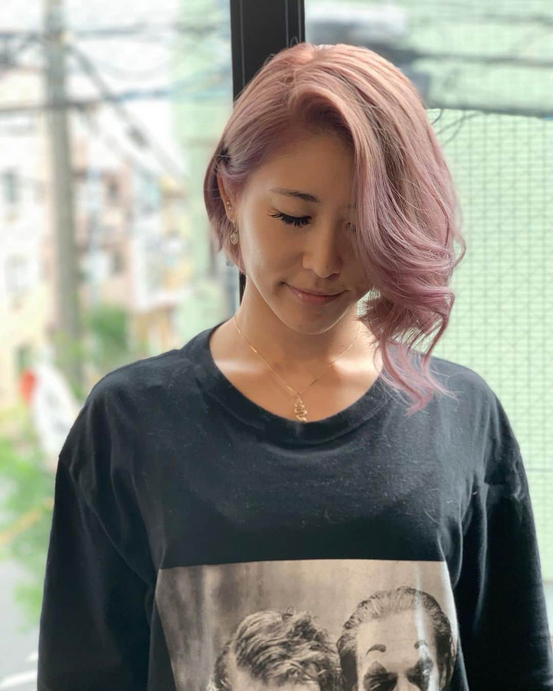 Kumiのインスタグラム：「. メンテナンス 行ってきました💇‍♀️ . 寝起きのドスッピンで行ったけど マツエクと眉アート　@clair_artmake のお陰で スッピンだと思われなかった😍😍 . . . #ヘアースタイル　#ボブ　#アートメイク #poledancer #burlesquedancer #ポールダンサー　#ショーガール　#showgirl #ポートレート #photooftheday #instagood」