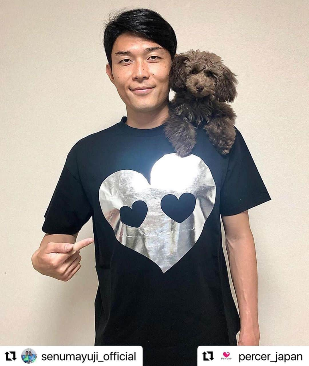 松浦拓弥のインスタグラム：「#Repost @percer_japan with @make_repost ・・・ #Repost @senumayuji_official with @make_repost ・・・ 松浦くんのブランドのTシャツです！ 生地が良く着心地も最高です！  @percer_japan  #percer#ペルシー#松浦拓弥#ブランド  横浜FC所属　FW瀬沼優司選手 ＠senumayuji_official 185cm/78kg　Logo TEE(Black) Lサイズ着用していただいております。  Mサイズ　着丈69　身幅57　袖丈20 Lサイズ　着丈71　身幅59　袖丈21   Percerのブランドイメージとしてハートロゴを胸元に使用。そのハートロゴを前面に押し出し、インパクト十分なデザインとなっているが、後ろ裾部分にも『Percer』のプリントを使用することにより、存在感を際立たせる。Luxury、Mirrorよりもゆったりとした作りとなっている。  ※御購入検討される方は、@percer_japanのプロフィール欄より、『Percer onlinestore』にアクセスしてください。  #percer#ペルシー#percerjapan#fashion#ファッション#apparel#アパレル#限界突破#松浦拓弥#瀬沼優司#横浜FC#new#新作#soccer#サッカー#football#フットボールjleague#jリーグ#heart#ハート#tshirt#tシャツ#hooded sweatshirt#hoodie#パーカー#luxury#logo#mirror」