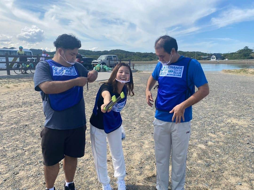 服部さやかさんのインスタグラム写真 - (服部さやかInstagram)「スポーツゴミ拾い#スポgomi甲子園 に参加〜✊ 高校生に混じって大人気なくゴミの奪い合いをしてきました💨 でも気付いたら宗像の海がとっても綺麗になってました！ やっぱ小さなプラスチックゴミがいちばん多かったよ〜😧  #北斗の水汲み海浜公園  #海と日本プロジェクト #RKB #よしもと天神1丁目」9月19日 14時03分 - hattori_chan1225