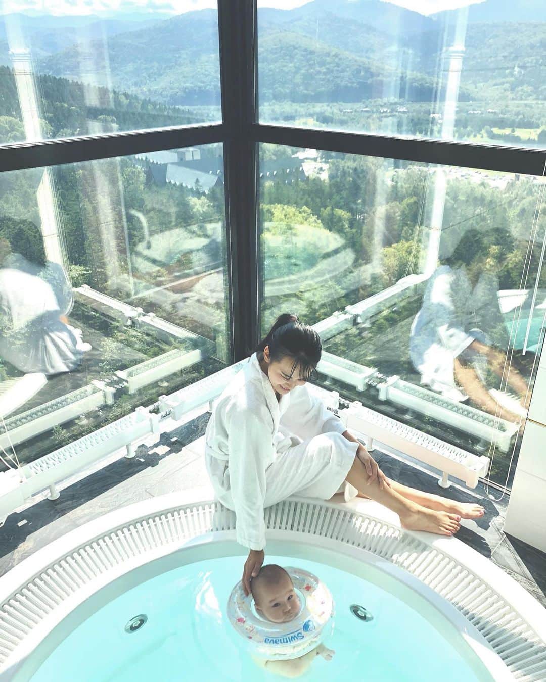 七尾エレナのインスタグラム：「お部屋のジャグジーで スイマーバが大活躍でした♨️ 絶景✨✨ . #リゾナーレトマム #トマム #星野リゾート #リゾナーレ #北海道 #北海道旅行 #子連れ旅行 #生後6ヶ月 #男の子のママ #スイマーバ #swimava #赤ちゃんとお風呂」