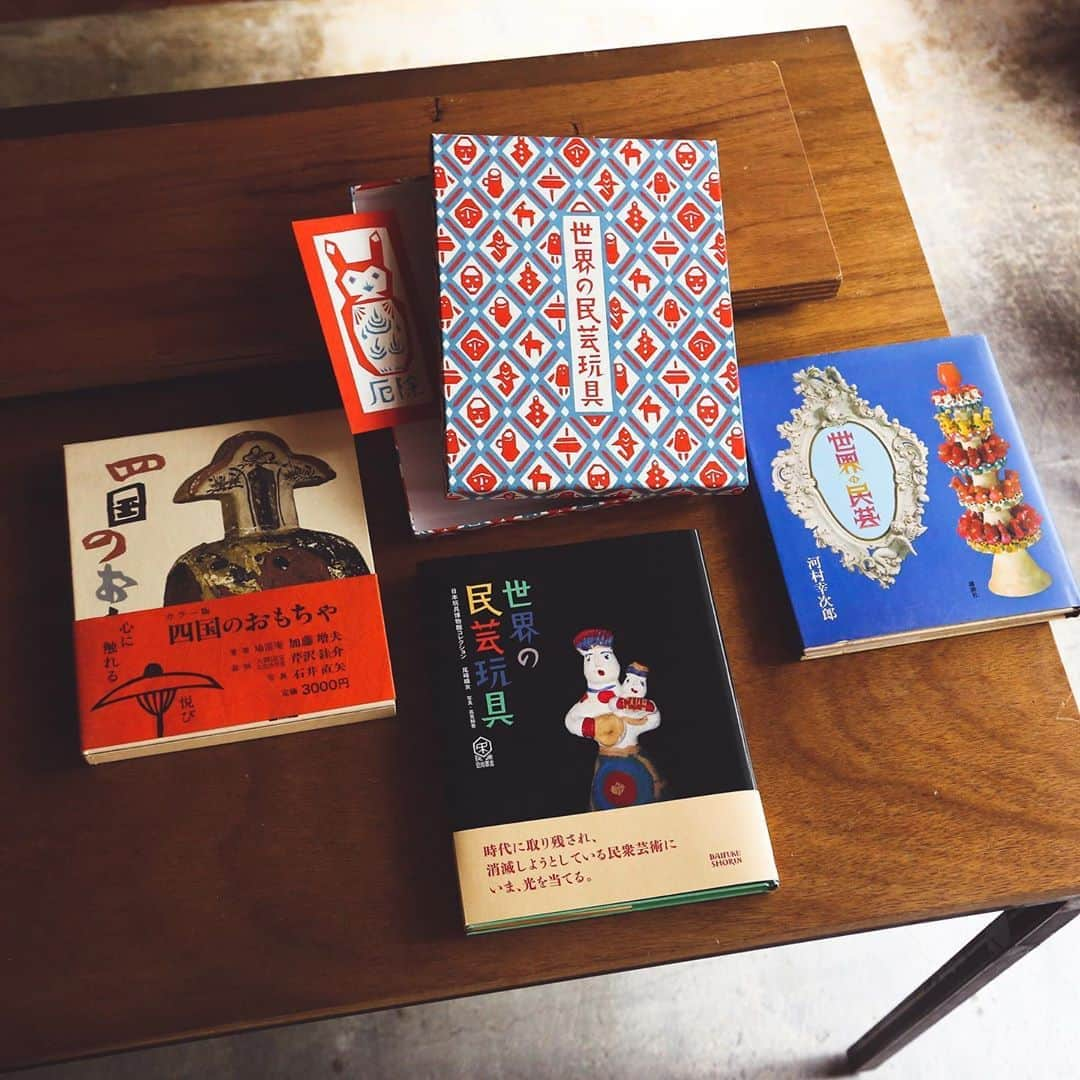 nostos booksさんのインスタグラム写真 - (nostos booksInstagram)「《郷土玩具と民芸》﻿ ﻿ 最近「ボゴロツコエ」という、ロシアの職人がてがける木のおもちゃを知って、いつか我が家に迎えられたらと夢見ています。その国ならではの伝統的手法はもちろん、手仕事ならではの素朴さもまた愛らしくて。﻿ 今回はそんな世界の民芸品や郷土玩具に出会うことができる3冊をご紹介します。﻿ ﻿ ◯『世界の民芸玩具　ー日本玩具博物館コレクション 特装版：オリジナル和紙型染箱入りセット』﻿ こちらは現在予約注文を受付中の新刊書籍。日本玩具博物館の90,000点におよぶコレクションから、味わい深い玩具や人形、また宗教的な装飾物を選び、それらが誕生した背景や成り立ちについて紹介した一冊です。﻿ 本体はもちろん、京都・和染工芸x軸原ヨウスケ氏による型染め手すき和紙を貼函もまた素晴らしくて...。スタッフもみんな狙っております。﻿ ﻿ ◯『四国のおもちゃ』﻿ こちらは久々の再入荷となった、四国の郷土玩具を紹介した資料集。﻿ 「相撲はりこ」「阿波大津人形」「松山土天神」...どれも郷土愛あふれる個性豊かなおもちゃばかり。装丁を手掛けているのは芹沢銈介（大好き）。﻿ ﻿ ◯『世界の民芸』﻿ 最後にご紹介するのは、実業家であり、蒐集家としても知られる河村幸次郎が、世界の様々な民芸品について紹介した資料集。﻿ ノルウェーのチーズカッター板、ポーランドの花嫁図壁掛、スペインの金平糖ランタンなど、選りすぐりのコレクションを写真とテキストで紹介しています。﻿ ﻿ 商品ページは［商品タグ］からご覧ください。﻿  ------------------- 現在実店舗は、土日祝のみの営業とさせていただいております。 オンラインストアは平日も通常通り営業しておりますので、ぜひご覧ください。  休日のご来店は完全予約制ではありませんが、大変混み合いますので、ご来店の際はぜひ事前にご予約ください。 下記をご確認のうえ、オンラインストアの予約フォーム、またお電話やメールにてご連絡ください。  ・ご来店日時 （※混雑時はご利用時間を1時間とさせていただく場合がございます） 下記の時間帯からお選びください。 13〜14時 14〜15時 15〜16時 16〜17時 17〜18時  ・ご予約名 ・人数 ・お電話番号  ご予約はこちらから▼ TEL：03-5799-7982 Mail：info@nostos.jp   ---------------------」9月19日 14時19分 - nostosbooks