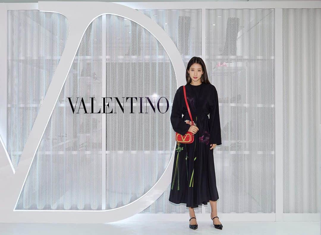 パク・シネさんのインスタグラム写真 - (パク・シネInstagram)「#valentino #vsignature #갤러리아백화점 #팝업스토어  10월 5일까지 진행됩니다😘」9月19日 14時12分 - ssinz7