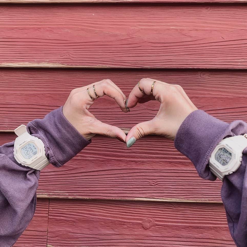 のインスタグラム：「, , この前のディズニー、 前日におそろいの服を買ったのですが 時計も揃えちゃいました⌚️🤍💜 , なんか時間ズレてるけど笑」