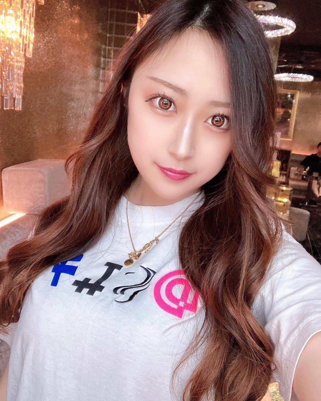 のインスタグラム：「・ 昨日このTシャツの肩にいくらの汁飛ばした  #どういうお笑い #錦#錦3#錦3丁目 #キャバクラ#キャバ嬢#名古屋#栄#女子大#ホスト#歌舞伎町#新宿#ミナミ#北新地#祇園#中洲#すすきの#夜職#ナイツネット#サロンドゴールド#おうち時間#followｍe #follow #f4f#followforfollowback #いいね返しは絶対 #いいねした人で気になった人フォロー #いいね返し」