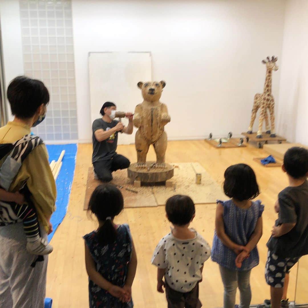 合田経郎のインスタグラム：「府中市美術館で三沢厚彦さんの公開制作。トンカントンカン。木のいい匂い。」