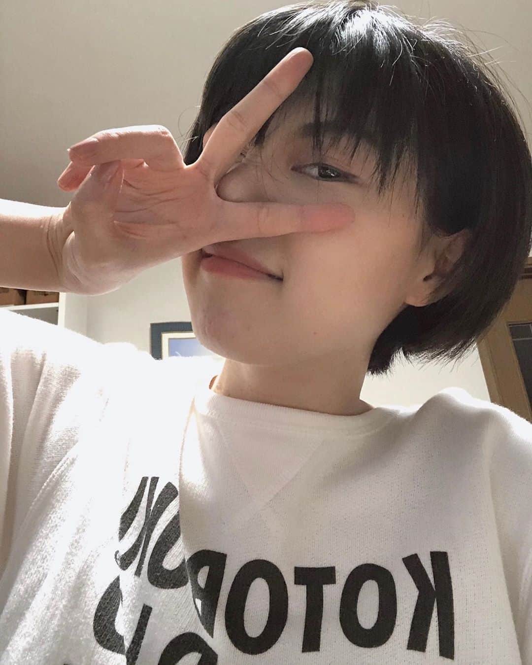 江口寿史のインスタグラム：「最近はＴシャツ屋さんか！ってほど江口Ｔ増殖してますが、今後も年内から来春にかけて４つほどアパレルとのコラボが続きます。 おれのＴシャツは街で着てると優しい笑顔でアイコンタクトされたり話しかけられることが多いらしいですよ笑。 おれは街で見かけたら老若男女問わず抱きしめるので吉祥寺、西荻辺りでは覚悟して着るように。（つかまるよ！） 写真はNegiccoのmeguちゃん。イラストレーターのヨシフクホノカちゃん。RYUTistのみくちゃん。」