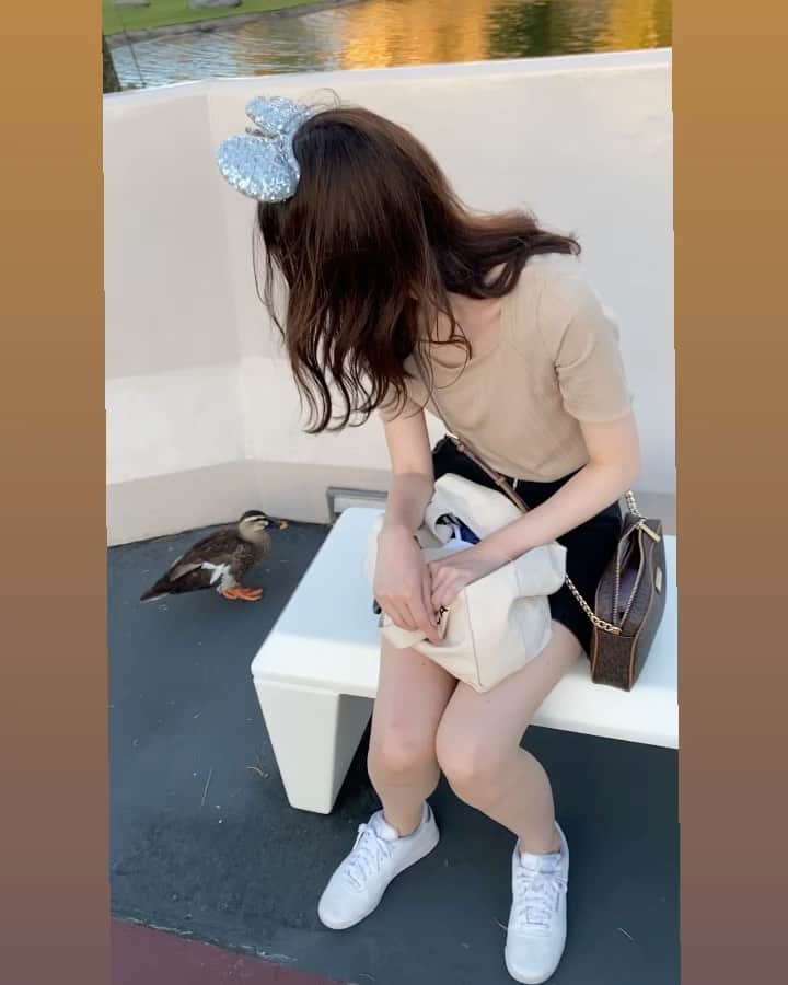 浅賀美咲のインスタグラム：「こんにちは😃 連休に入りましたね！  ディズニーでのワンシーン。 鴨さんがてちてち歩いてきました🦆🦆 🦆 かわいい〜❣️ 最近は動物の動画を見て、癒されるのがマイブーム👀  👗itsnap( @itsnap_app )さんに私が掲載されていますので、是非見てください✨  #ミス成蹊 #ミス成蹊コンテスト #ミスコン #ミスコンテスト  #ディズニー #鴨」