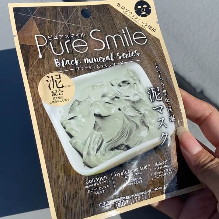 SunSmile(株式会社サンスマイル) 公式のインスタグラム：「ピュアスマイルから出たブラックミネラルシリーズ🤗. . . 竹炭ブラックシートマスクで毛穴汚れを吸着！もっちりしっとり明るい肌へ❤️. . 泥のチカラでくすんだ肌を透明美肌に導きます💠👩‍🔬. . . . #フェイスマスク#パック#毛穴ケア#毛穴の黒ずみ#毛穴の開き#毛穴レス#保湿#保湿ケア#保湿クリーム#メイク#メイク動画#メイク前#スキンケア#スキンケア部#守りのスキンケア#乾燥肌#乾燥ケア#美肌#美肌レーザー#美容整形#美容整形外科#レビュー#プレゼント#プレゼント企画#リップ」