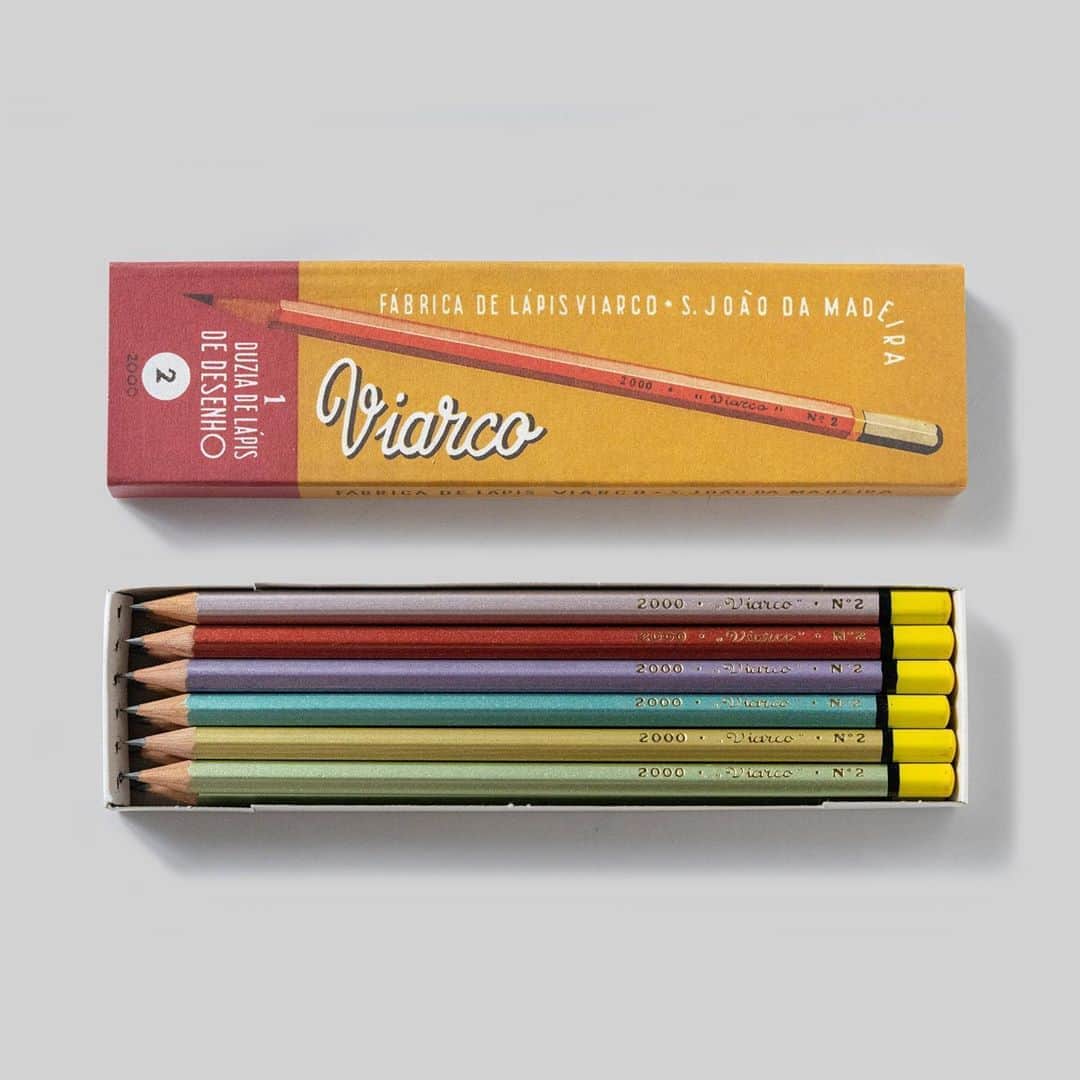 TOOLS to LIVEBY / 禮拜文房具のインスタグラム：「.  Viarco盒裝復古鉛筆，內含Viarco 2000 復古鉛筆六色各2支與二十世紀中期象徵葡萄牙設計風格之外包裝盒，簡潔鮮明的設計樣貌。可單支或整盒購買。」