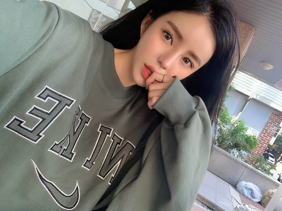 Son Ju Heeさんのインスタグラム写真 - (Son Ju HeeInstagram)「난 카키가 너-무 좋아💚 카키입은 남자만 보면 ㄲㅑ~~🙈  나의 카키맨은 어디에~? 🙄🤔 - - #리샵 #나이키맨투맨 #남녀공용맨투맨 #커플맨투맨」9月19日 14時35分 - juhee__ss