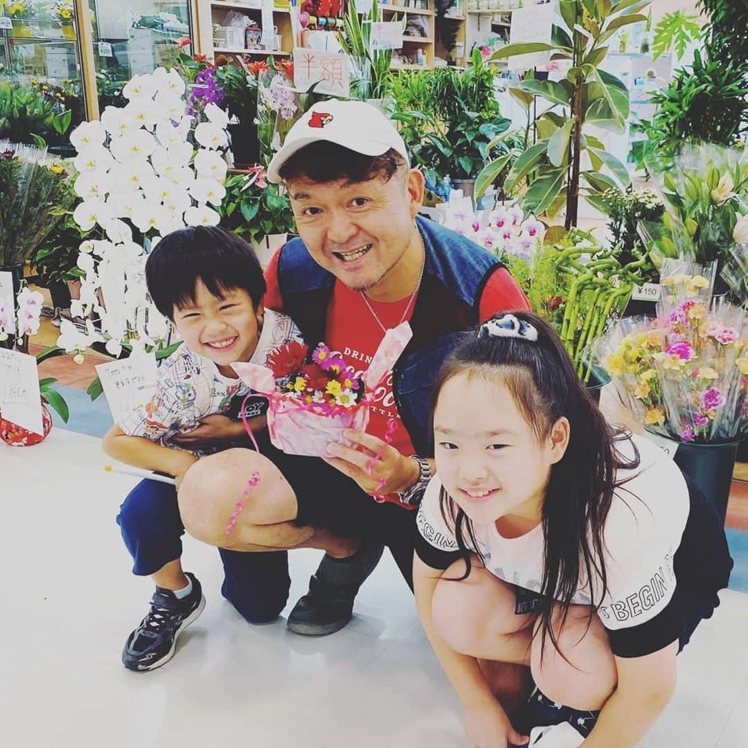 松本隆博のインスタグラム：「。 大分県宇佐市 五所生花店なう。 さくらちゃんが初めて 作ったフラワーアレンジメント お客様第1号は松本隆博だー！ いえーい(^○^)(^○^)(^○^) 550円を500円に値切る💦 (¯―¯٥)(~0~)」