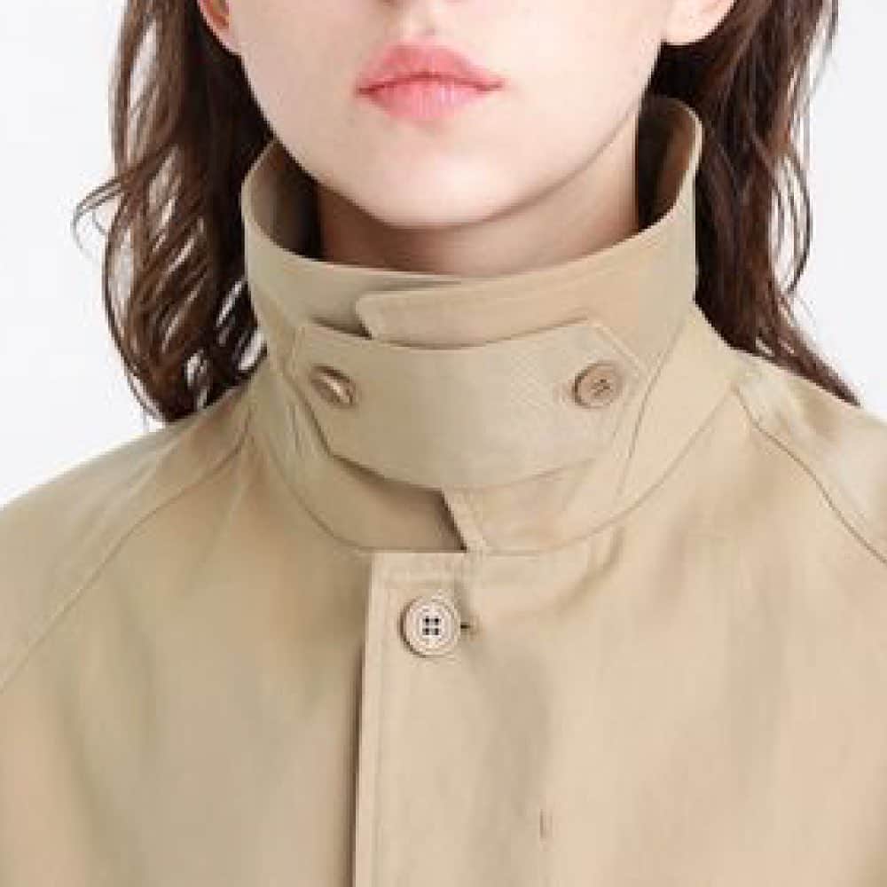 のインスタグラム：「【MP STORE】 AUTUMN COLLECTION 2020 "MOTOR CYCLE" . マッキントッシュ フィロソフィーグレイラベルのシグネチャーモデル、モーターサイクルシリーズ。 今シーズンより、[Crawley(クローリー)] [BALCOMBE(バルカム)] [RUSPER(ラスパー)]というネーミングがつきました。 . . モーターサイクルコートのディテールを取り入れ、軽快なショートジャケットに仕上げた"Rusper(ラスパー)"。衿を立ててスロートタブを付ければスタンドカラーにもなる2WAY仕様です。 . . . #MPSTORE #MACKINTOSHPHILOSOPHY  #GREYLABEL #MPストア #エムピーストア  #マッキントッシュフィロソフィー #グレイラベル #MACKINTOSH  #マッキントッシュ #AUTUMN #COLLECTION #2020 #British #ブリティッシュ  #RUSPER #ラスパー #JACKET #ジャケット  #Unisex #ユニセックス . #Tokyo #Futakotamagawa #RISE  #Osaka #LUCUA #NambaParks」