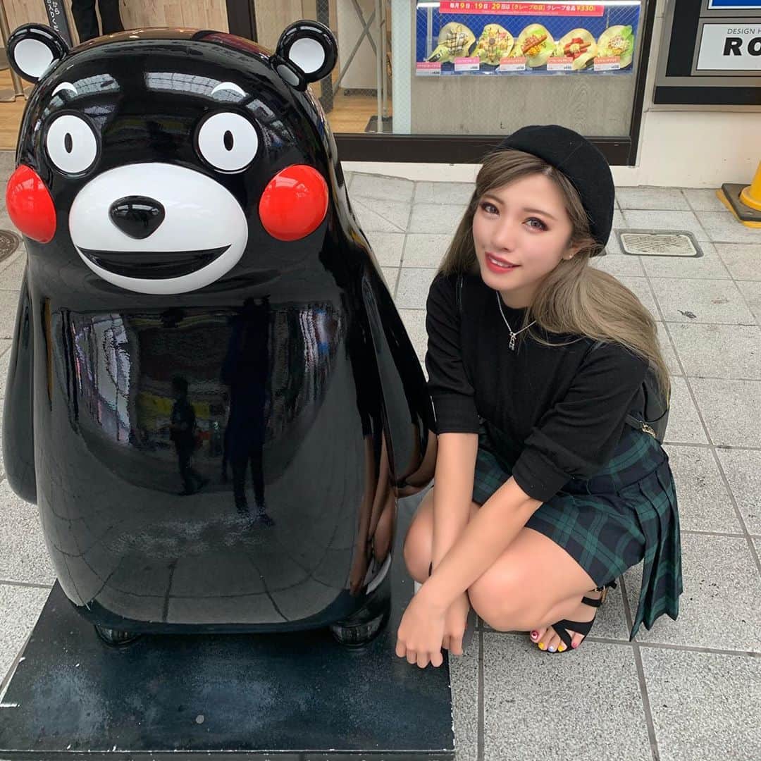 のインスタグラム：「くまモン？くまもん？  #くまもん #ゆるキャラ #ゆるキャラグランプリ2020 #ベレー帽コーデ #秋服コーデ #チェックスカート #九州観光 #gotoキャンペーン #東京対象外 #出張族 #女性実業家 #シルバーヘア #派手髪 #30代女子 #熊本 #大分 #fff #japan #japanesegirl #nihongo #くまモンかわいい #lol #いいね返し #フォローミー」