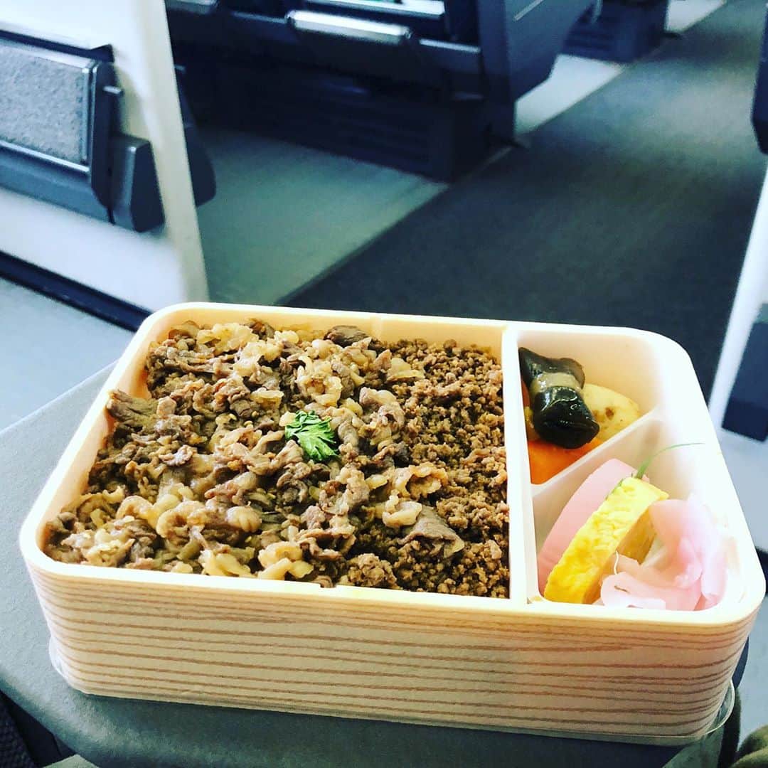 がっちゃんのインスタグラム：「朝食の駅弁🍙 がっちゃんはブレずに厚切り牛たん✨ 今日も柔らかくて美味しかった😊 私は牛肉どまん中💕  #駅弁 #ekiben」