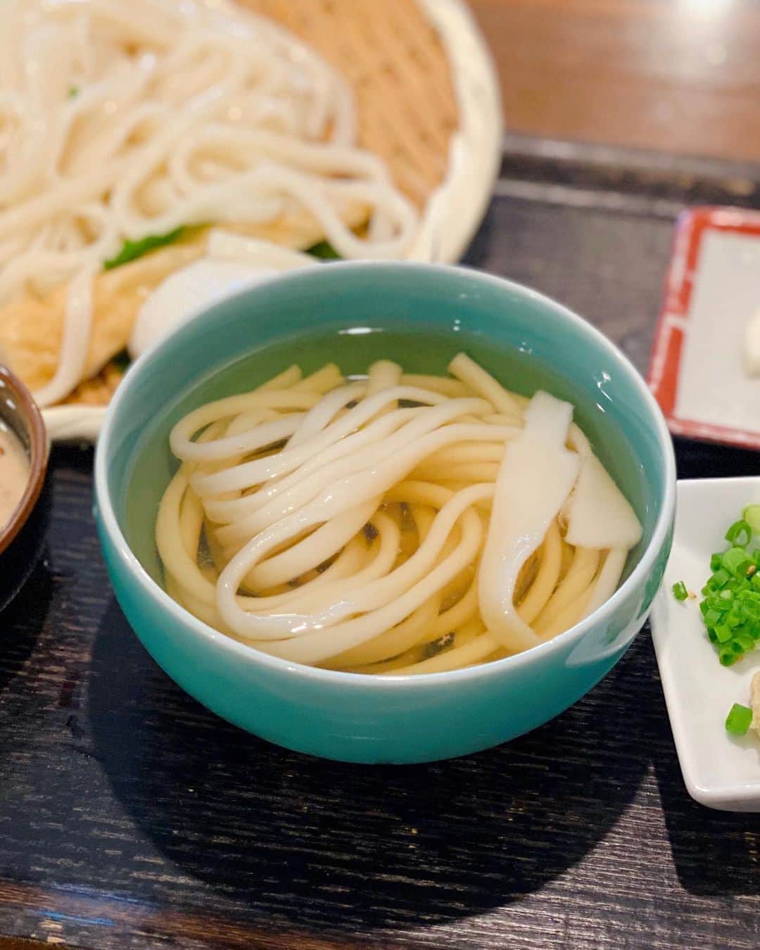 秋山具義さんのインスタグラム写真 - (秋山具義Instagram)「中目黒『豊前房』で「冷やしざるうどん」大盛り。﻿ ここのうどんが大好きすぎるので土曜日ランチ再開嬉しいな〜！﻿ 冷たいかつおだしがめちゃくちゃ美味しくて、なんといってもここのごまだれが大好きすぎます！！！﻿ うどんが美しくつるっつるで飲み物です♡﻿ ﻿ #豊前房 #具義うどん2020」9月19日 14時34分 - gugitter