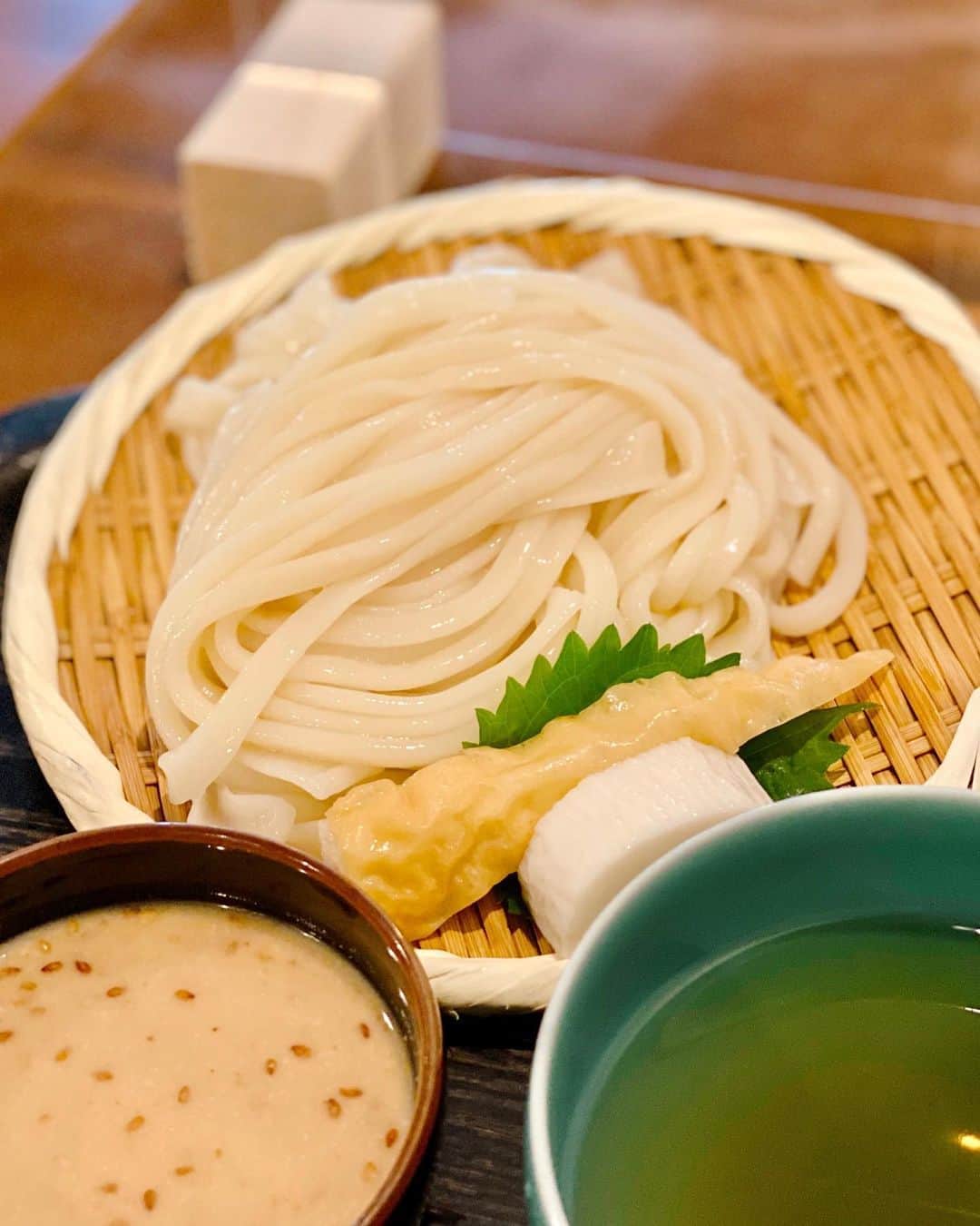 秋山具義さんのインスタグラム写真 - (秋山具義Instagram)「中目黒『豊前房』で「冷やしざるうどん」大盛り。﻿ ここのうどんが大好きすぎるので土曜日ランチ再開嬉しいな〜！﻿ 冷たいかつおだしがめちゃくちゃ美味しくて、なんといってもここのごまだれが大好きすぎます！！！﻿ うどんが美しくつるっつるで飲み物です♡﻿ ﻿ #豊前房 #具義うどん2020」9月19日 14時34分 - gugitter