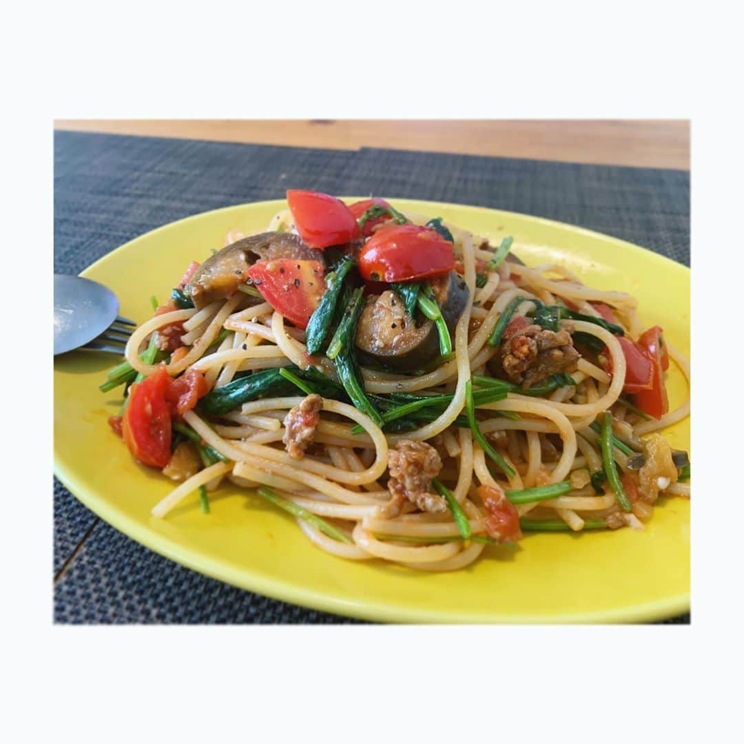 三倉茉奈さんのインスタグラム写真 - (三倉茉奈Instagram)「ほうれん草と茄子、プチトマトのミートパスタ。 豚ミンチ、トマト缶、ウスターソースなどで手作りミートソース。美味しかった☺︎  4連休ですね。皆さんはどこかにお出かけするのかな。 過ごしやすい気候になってきて嬉しい。感染対策にも気をつけながら、穏やかで素敵な連休をお過ごし下さい✨  #cooking #lunch  #pasta」9月19日 14時34分 - mana_mikura_official