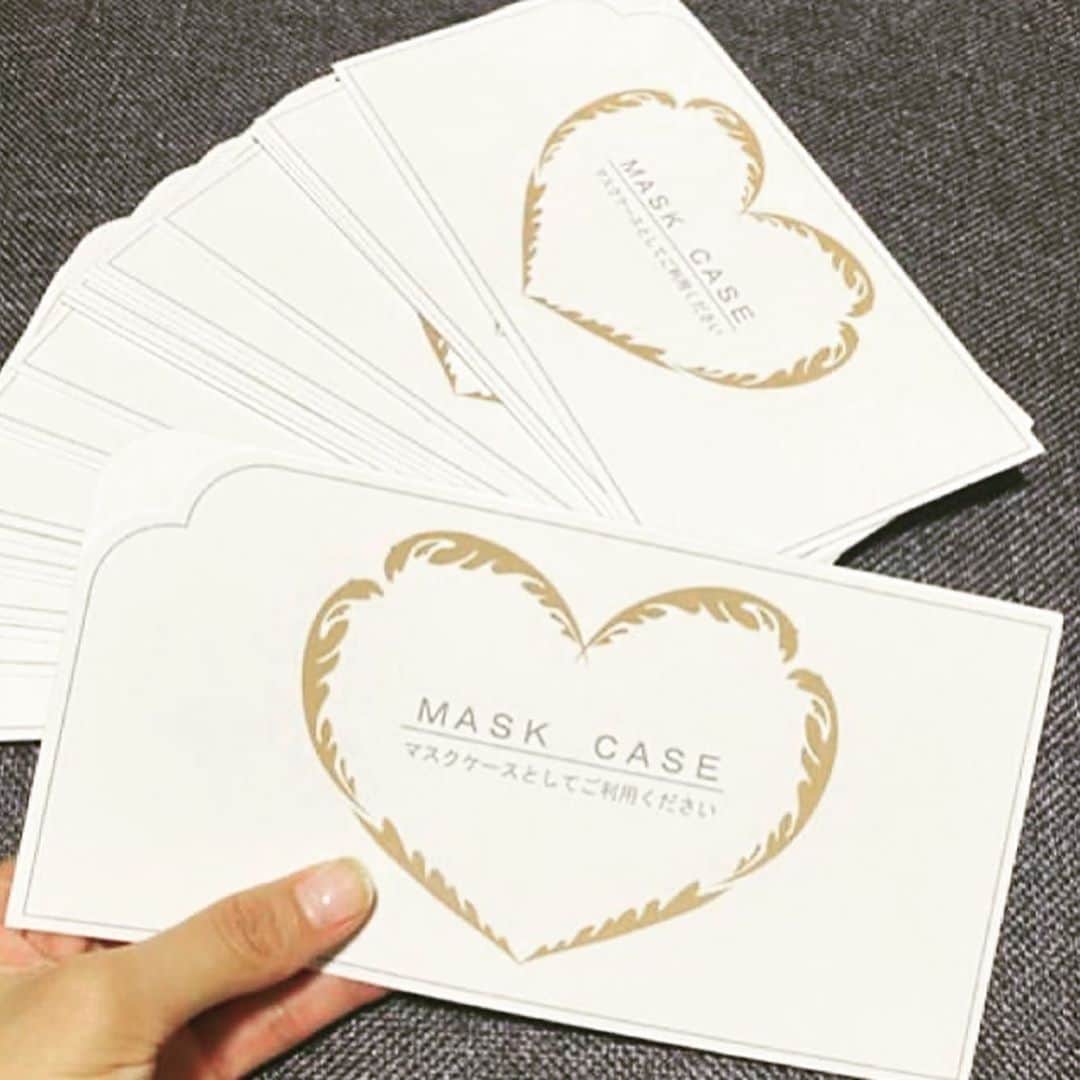 ♥ペーパーアイテムのビースクエア♥さんのインスタグラム写真 - (♥ペーパーアイテムのビースクエア♥Instagram)「❤️ ハート抗菌マスクケース😷 . お買い上げいただいたお客様が投稿してくださいました🙇‍♀️ . @umeri_wedding 様、ありがとうございました😊 . 10月3日が素晴らしい日になりますことをお祈りしております🙏🏻 . . . こちらの抗菌マスクケースは結婚式🕍ではもちろんのこと、飲食店🍽・ヘアーサロン✂・エステサロン💆・歯科医院🦷・学校🏫・介護施設などでも大活躍👏 . . . . .  #マスクケース #マスク入れ #抗菌マスク入れ #マスクカバー #コロナに負けるな #コロナ対策 #withコロナ #飲食店応援 #ヘアーサロン #エステサロン #フェイシャルエステ #ホワイトニング #歯科医院 #ビューティーサロン #美容院 #美容室 #理容室 #カットサロン #プレ花嫁 #プレ花嫁会 #花嫁DIY #ウエルカムグッズ #プレ花嫁準備 #ホテルウェディング #大人婚 #2020秋婚 #2020冬婚 #2021春婚 #2021夏婚 #2021秋婚」9月19日 14時39分 - paper_items_square