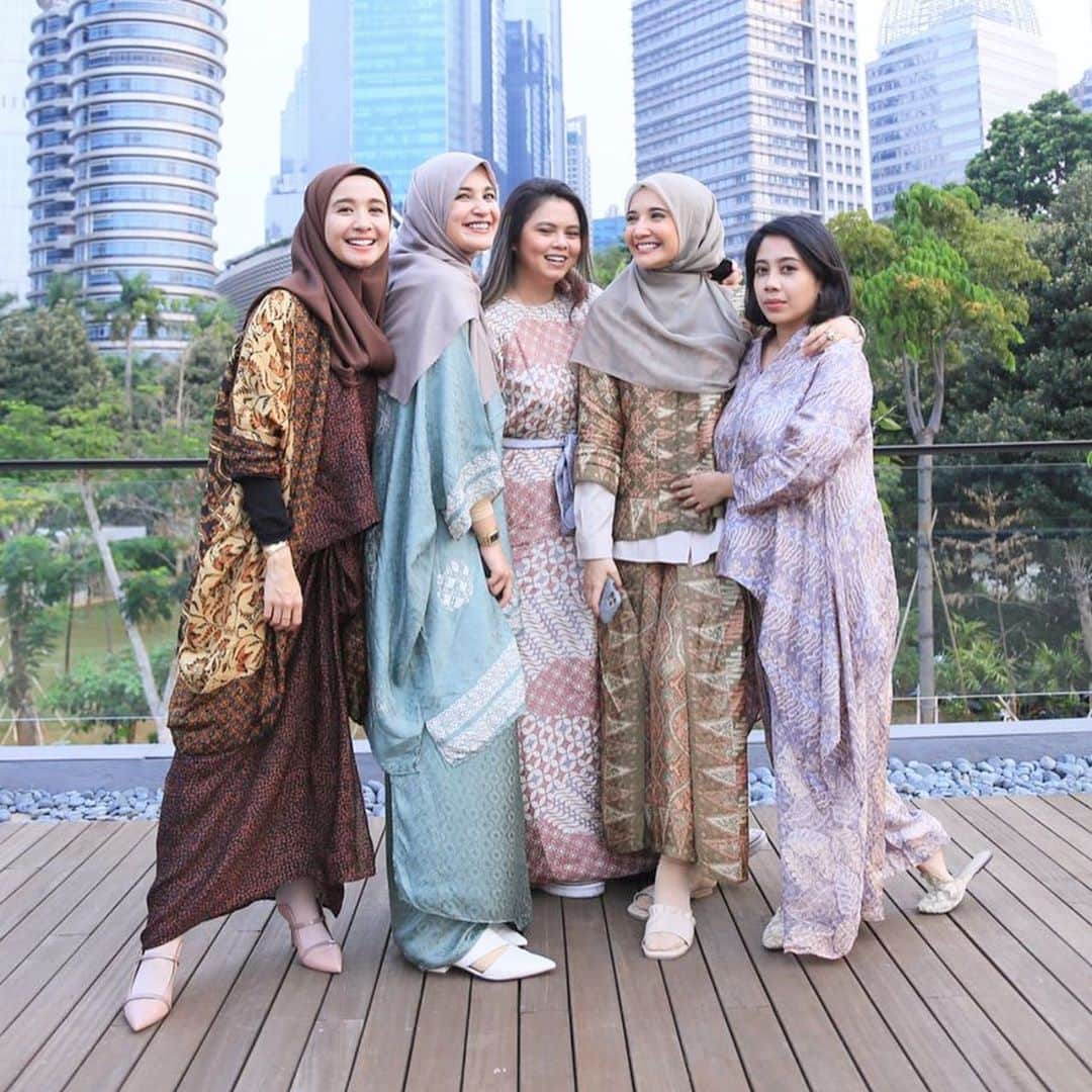 ラウディアシンシアベラのインスタグラム：「Senja bersama mereka 🤍 #throwbacksaturday🔙」