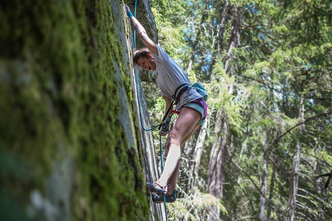 カロリーネ・ジンフーバーのインスタグラム：「I’M BACK 🎉 it was quite silent on my account for a while. i was first working my ass off and then straight after studying my ass off for 2 big exams. now i finally can enjoy almost 2 weeks of holiday and climbing 😍 weather forecast for next week looks a bit more like #sendtember 😉 📷 @fabian.leu  @organicclimbing @scarpa_at @natureclimbing @frictionlabs @sosolid_official @belmezattitude  . . . . . #climbing #klettern #magicwood #swiss #holiday #highball #yay #bouldern #bouldering #austria #noplacetoofar #organicclimbing #chalkupless #frictionlabs」