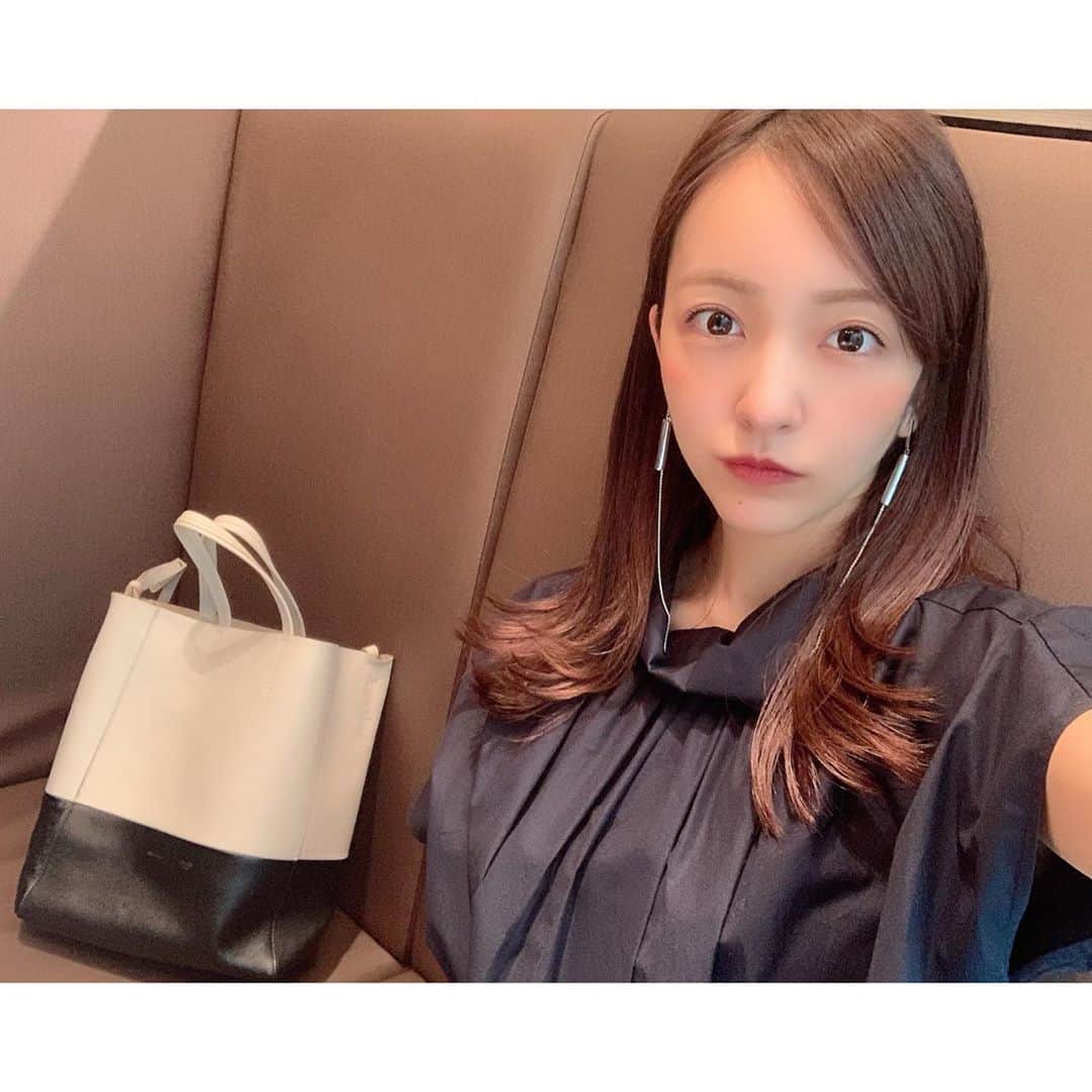 板野友美さんのインスタグラム写真 - (板野友美Instagram)「マイカとランチ🍴😚  マイちゃんとは、　 もう、10年以上の付き合い🥰  当時『Beginner』のMV撮影で 振り付けのアシスタントで 教えてくれてたのがマイちゃんで本当に 可愛い先生ー😍と思ってました♪ そこから仲良くなって 私のソロダンサーもしてくれて、 18歳からずっと仕事でもプライベートでも 仲良くしてくれてる 大好きな大好きな人😂❤️   しかも、誕生日が同じ日なの🥰 そりゃ気が合う訳だわっ♪  最近は乗馬に行ったり ダイビングに行ったり 趣味を共有してるよーーー🐠  ※5枚目の写真は 必死で自撮りしてる私を撮るマイちゃん🙈  #ランチ #lunchtime  #心友」9月19日 14時52分 - tomo.i_0703