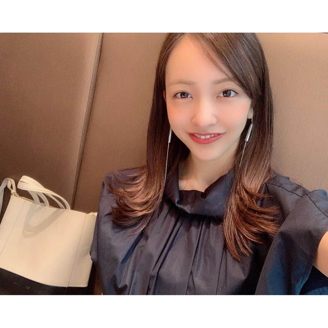 板野友美さんのインスタグラム写真 - (板野友美Instagram)「マイカとランチ🍴😚  マイちゃんとは、　 もう、10年以上の付き合い🥰  当時『Beginner』のMV撮影で 振り付けのアシスタントで 教えてくれてたのがマイちゃんで本当に 可愛い先生ー😍と思ってました♪ そこから仲良くなって 私のソロダンサーもしてくれて、 18歳からずっと仕事でもプライベートでも 仲良くしてくれてる 大好きな大好きな人😂❤️   しかも、誕生日が同じ日なの🥰 そりゃ気が合う訳だわっ♪  最近は乗馬に行ったり ダイビングに行ったり 趣味を共有してるよーーー🐠  ※5枚目の写真は 必死で自撮りしてる私を撮るマイちゃん🙈  #ランチ #lunchtime  #心友」9月19日 14時52分 - tomo.i_0703