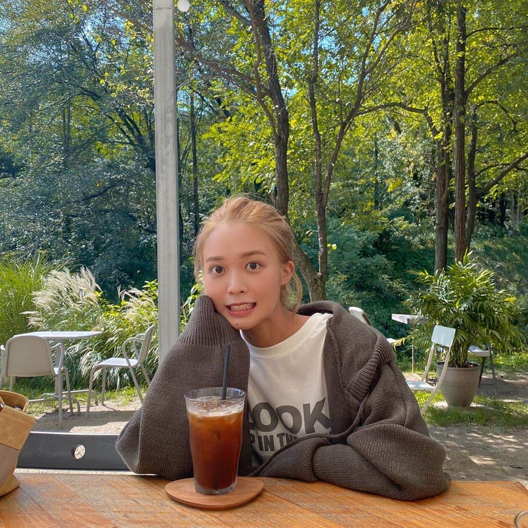 キム・ダヘのインスタグラム：「어제와 다른 내모습 이게 나야.,, ㅎ.. 👧🏾 오늘 날씨 진짜 좋아요 여러분 니트집업 새로운컬러 촬영해쑴 키키 이건 완전 밤색이에요 가을컬러 🍂🍂」